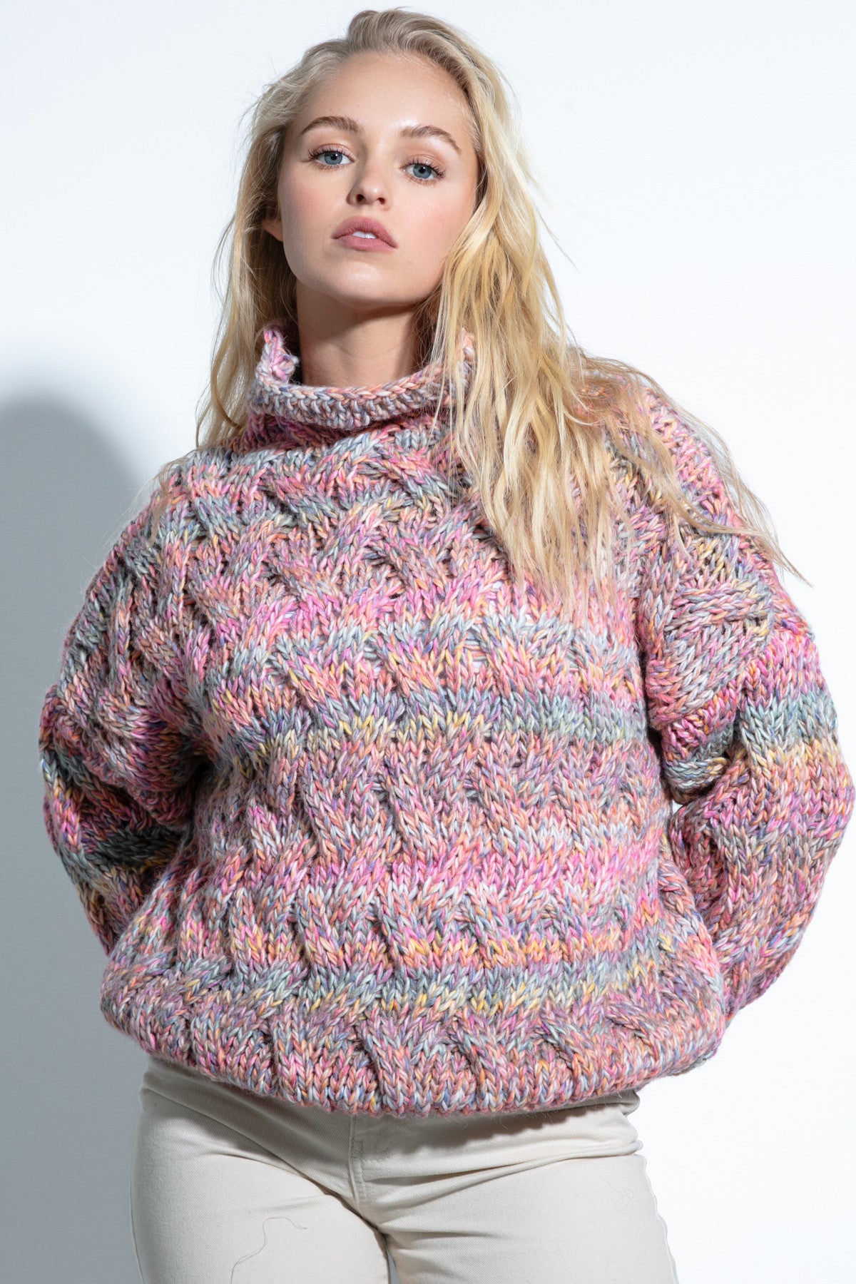 Sweter wełniany o grubym splocie różowy - 2