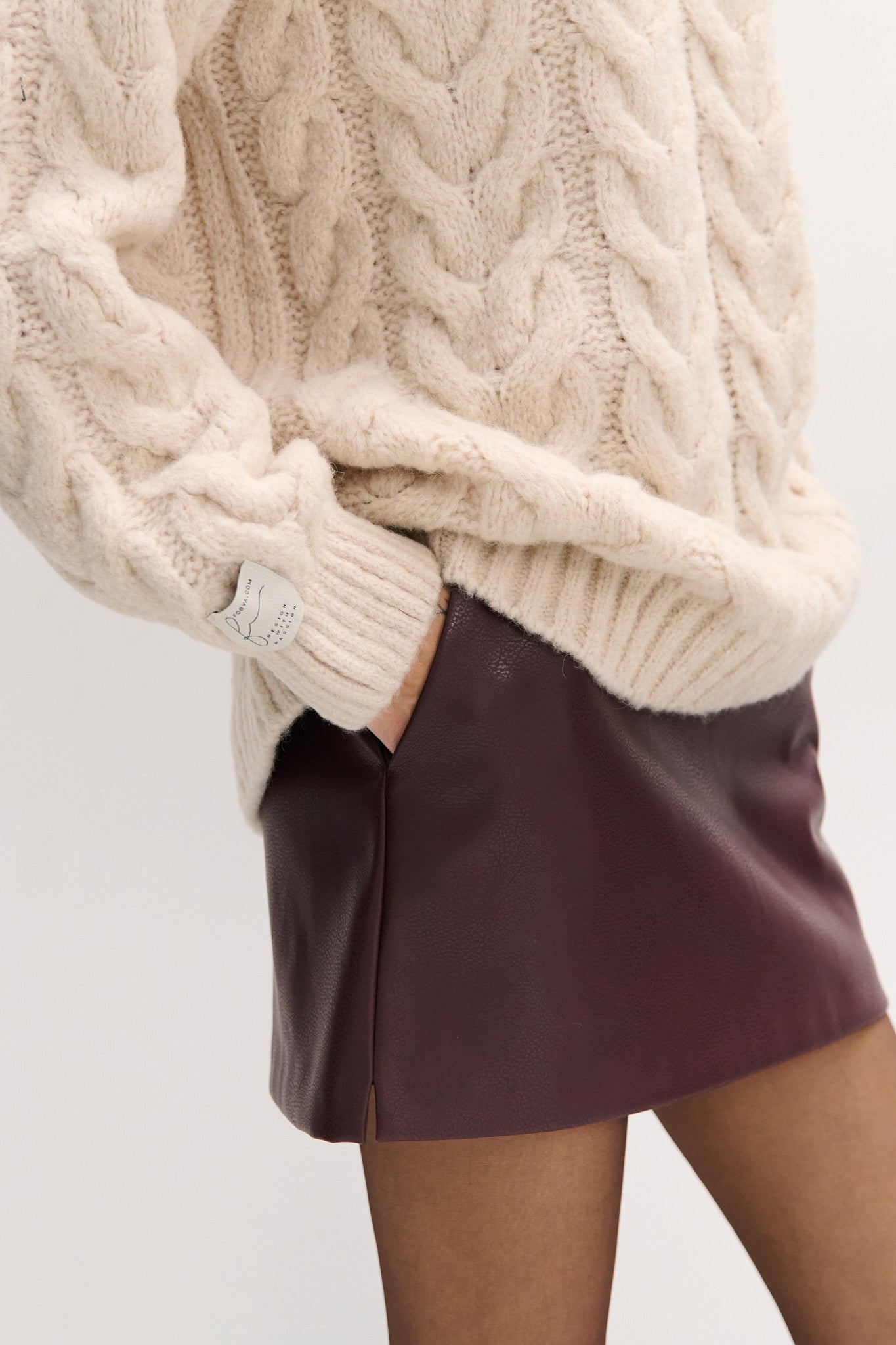 Sweter z dekoltem splot warkocze beżowy - 3