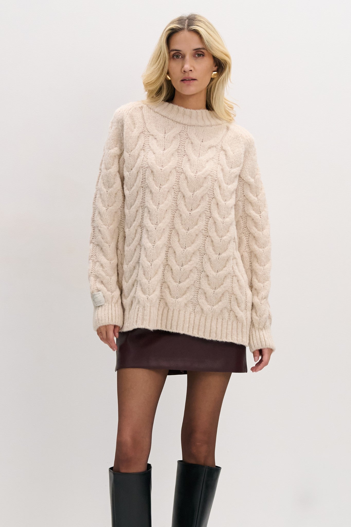 Sweter z dekoltem splot warkocze beżowy - 1