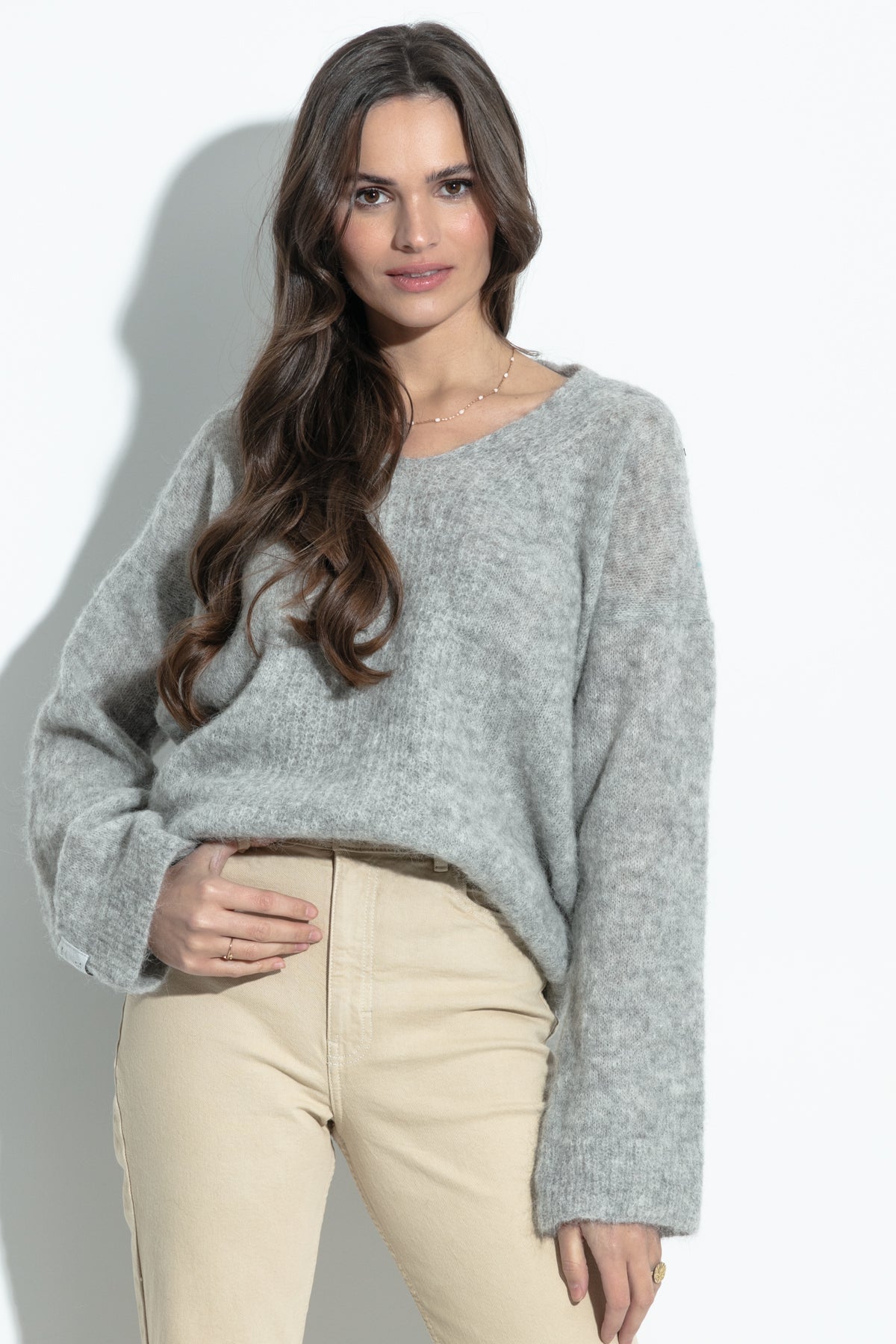 Sweter z dekoltem z wełny alpaki szary - 4