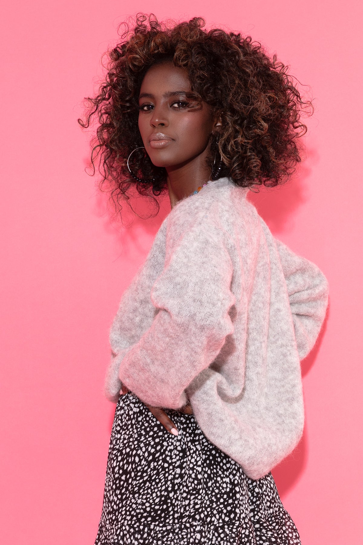 Sweter z dekoltem z wełny alpaki szary - 11