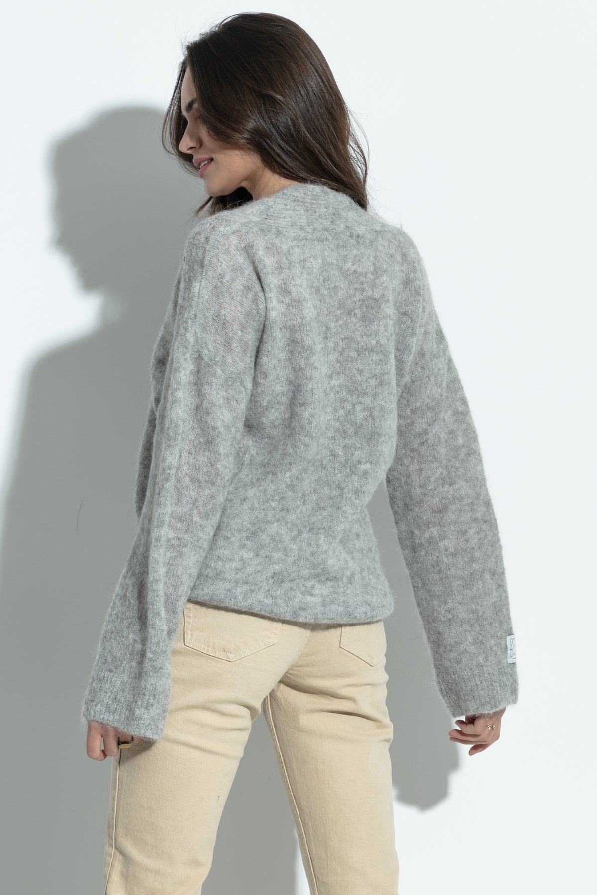 Sweter z dekoltem z wełny alpaki szary - 10