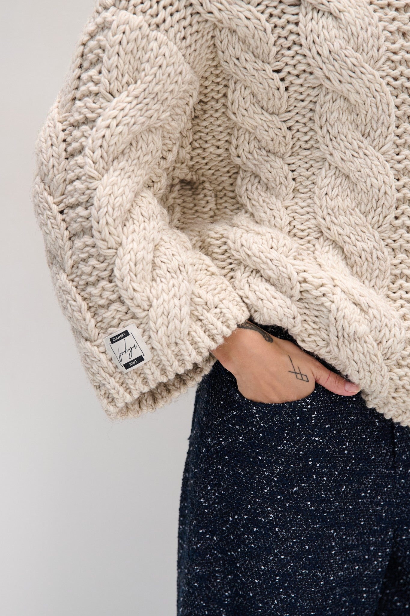 Sweter z grubymi warkoczami CHUNKY KNIT beżowy - 4