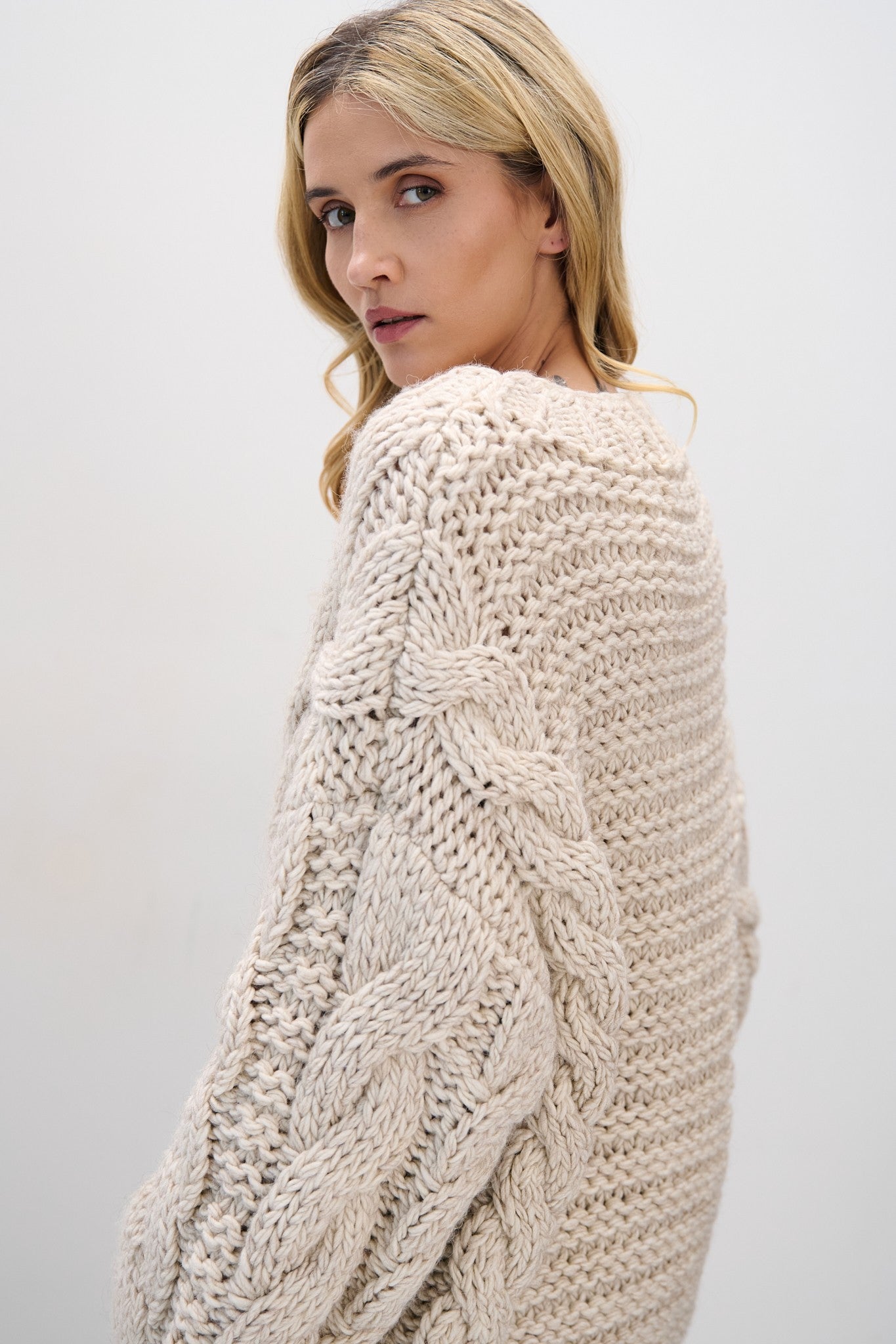 Sweter z grubymi warkoczami CHUNKY KNIT beżowy - 3