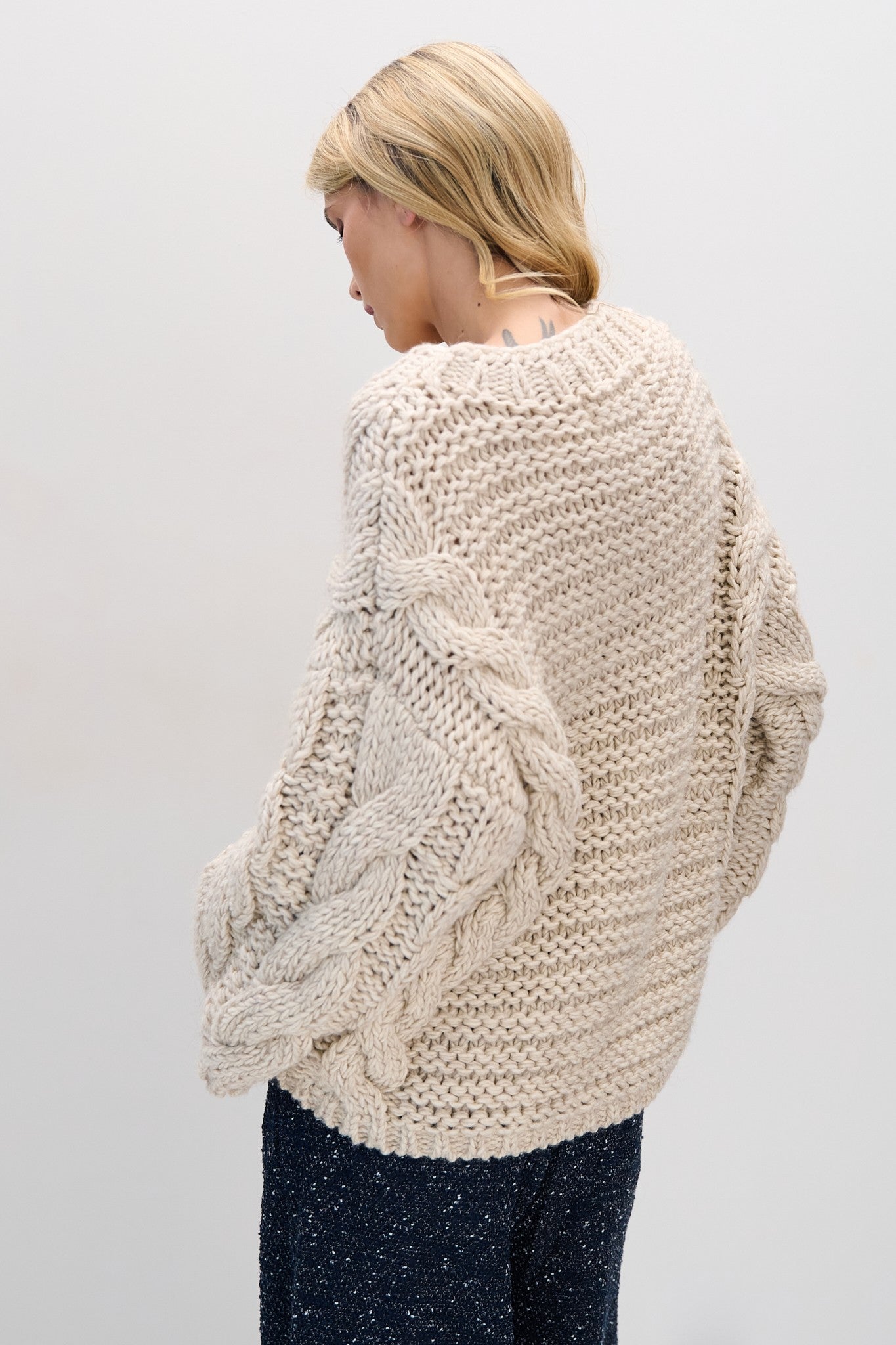 Sweter z grubymi warkoczami CHUNKY KNIT beżowy - 5