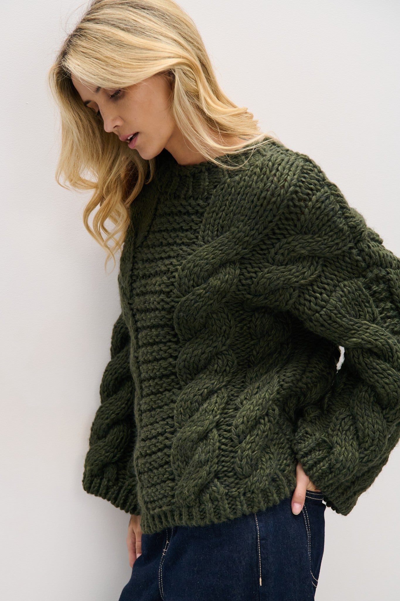 Sweter z grubymi warkoczami CHUNKY KNIT oliwka oliwkowy - 4