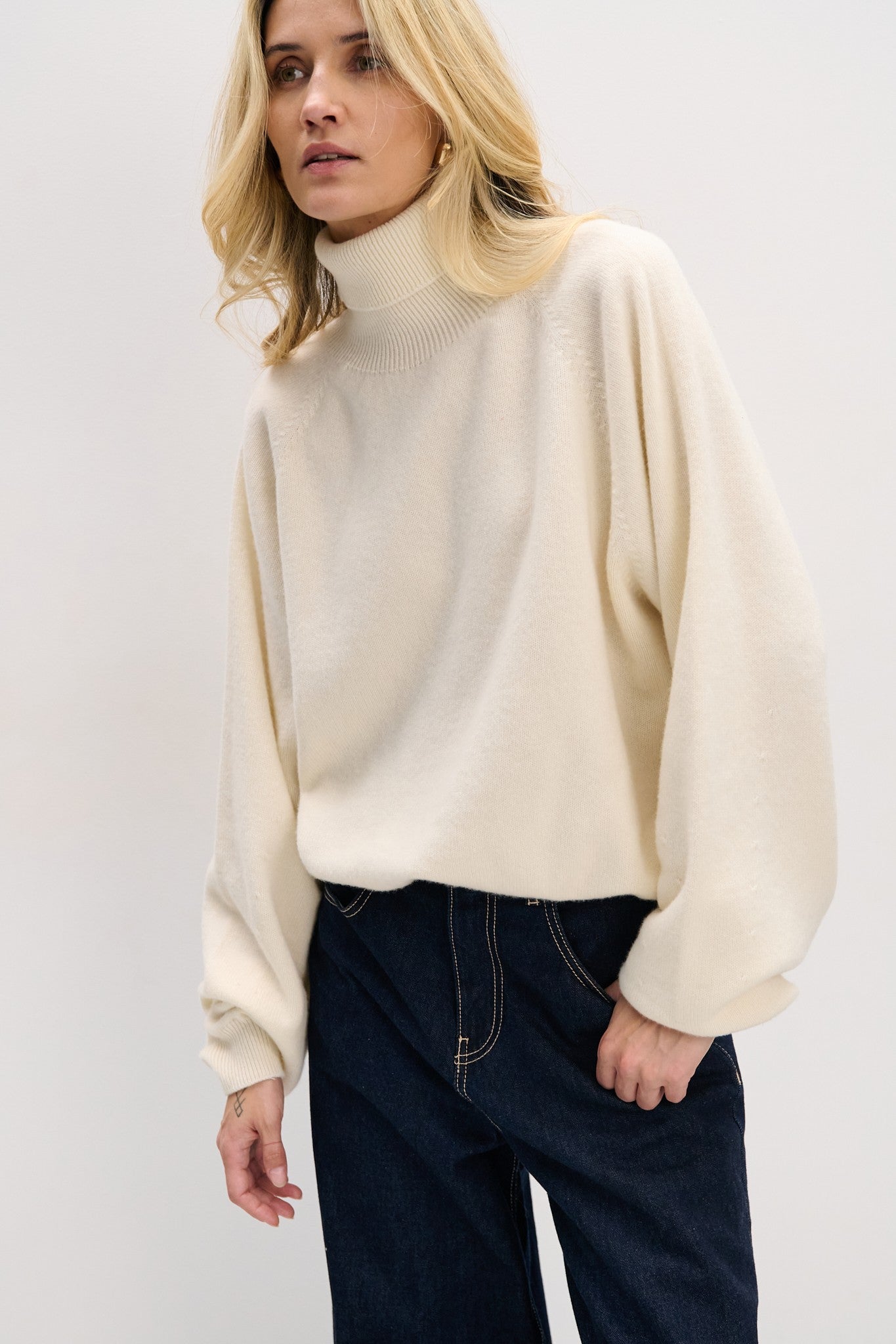 Sweter z kaszmiru z golfem CASHMERE VELVET AIR ecru - 1