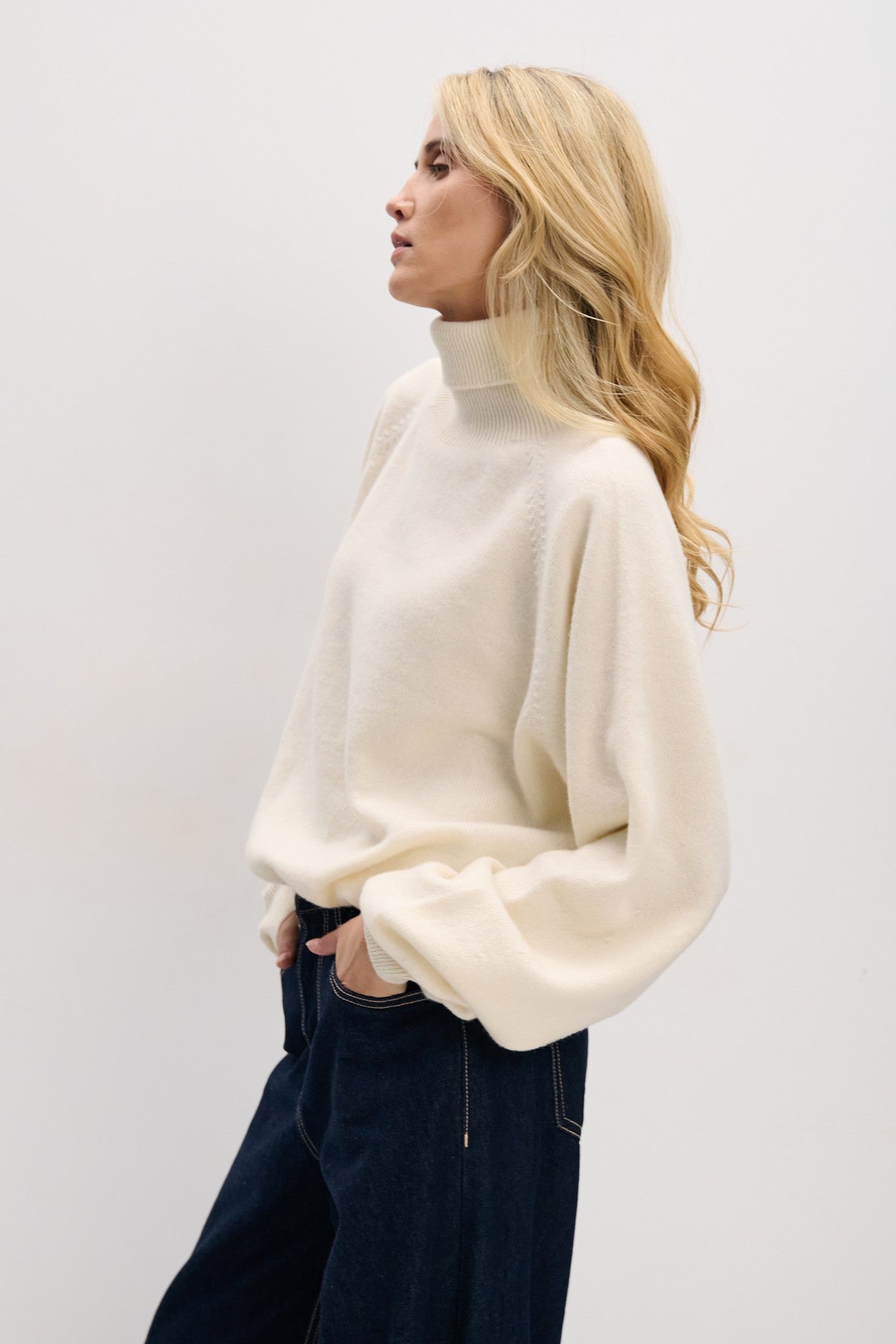 Sweter z kaszmiru z golfem CASHMERE VELVET AIR ecru - 3