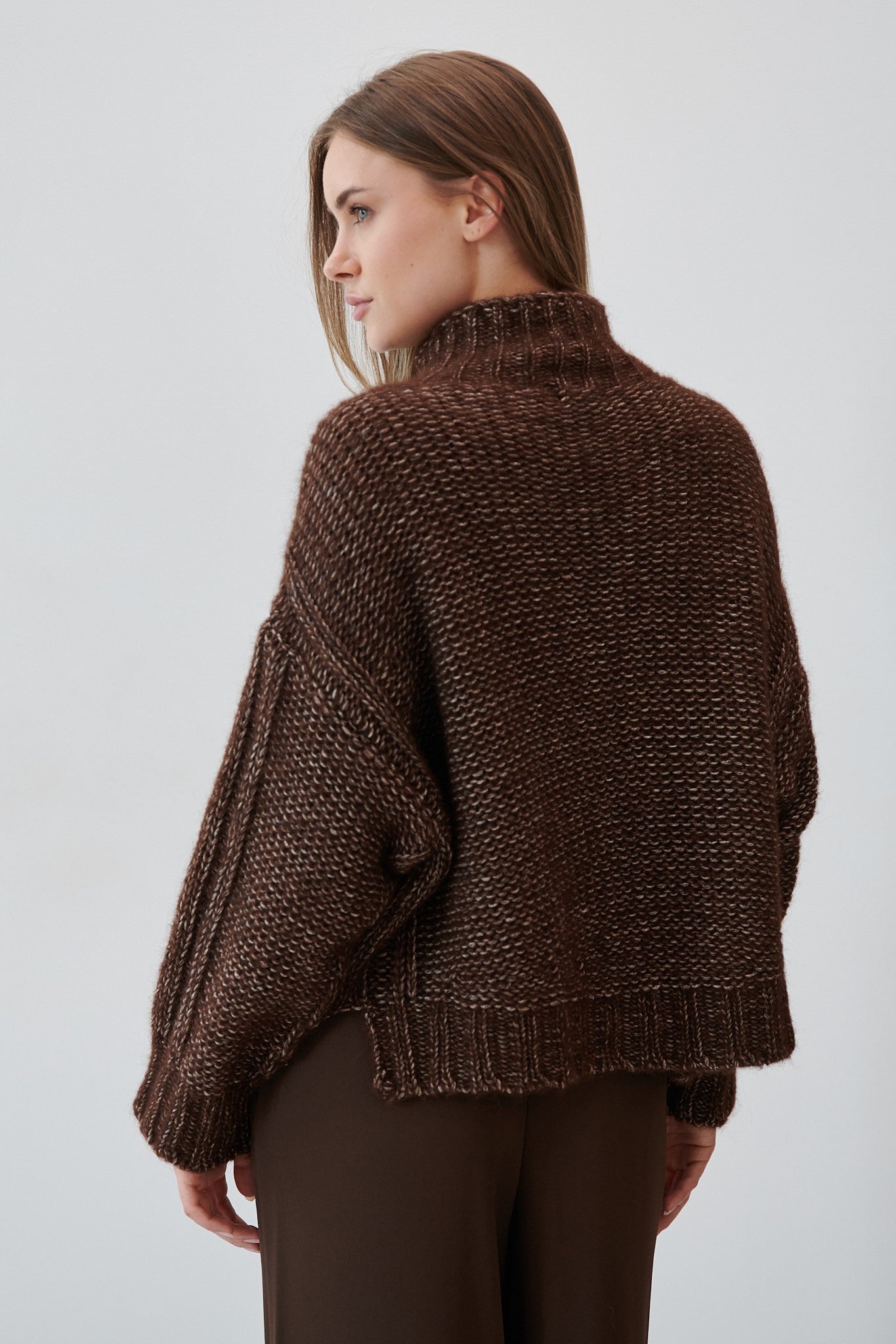Sweter z niefarbowanej wełny alpaki i bawełny mako brązowy - 13