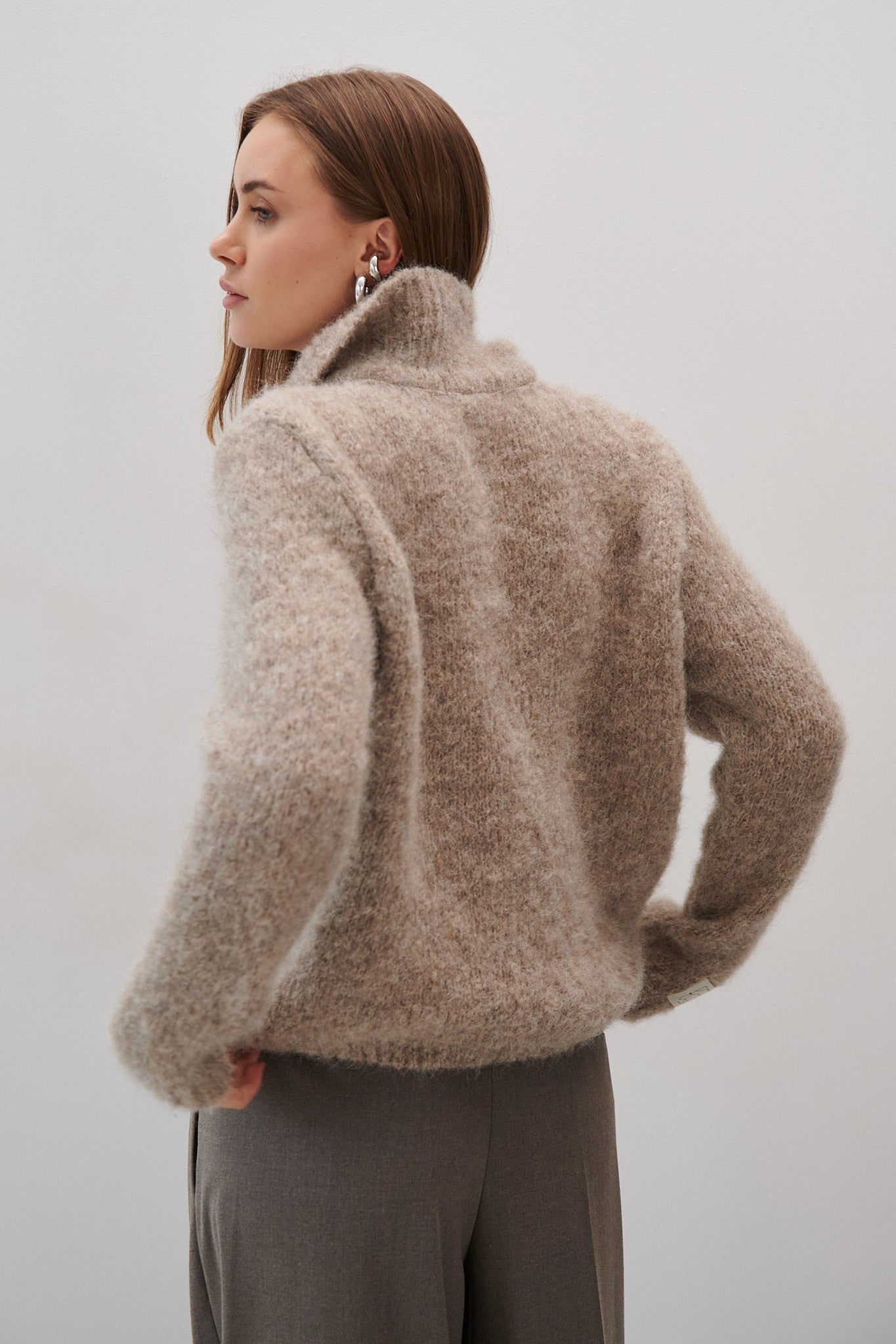 Sweter z wełny alpaki z kołnierzem Earth Embrace beżowy - 4