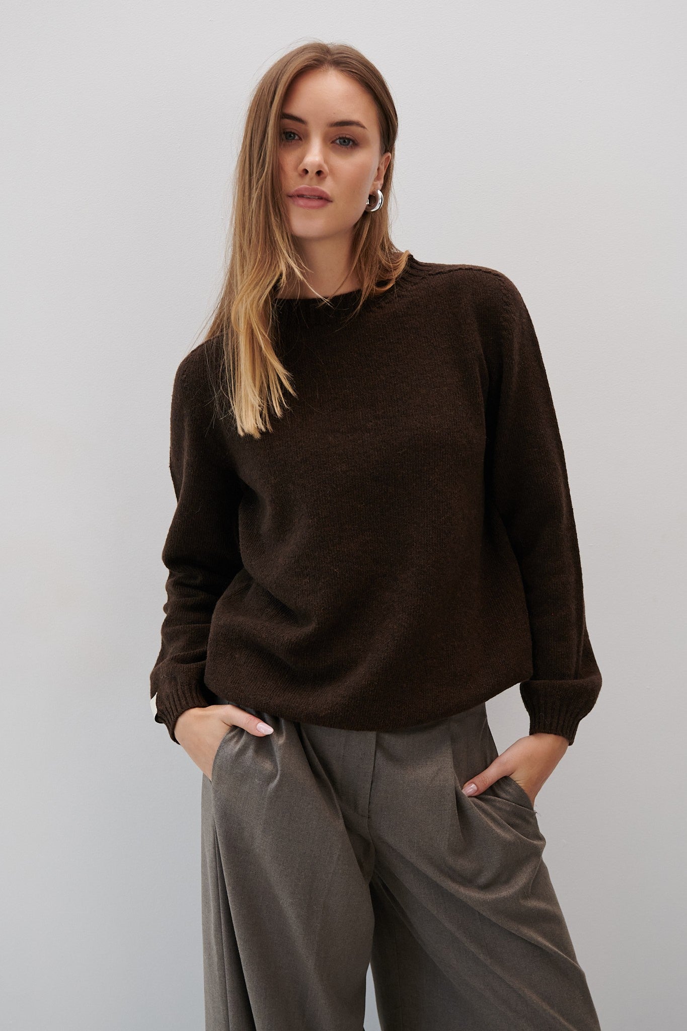 Sweter z wełny merynos czekoladowy - 2