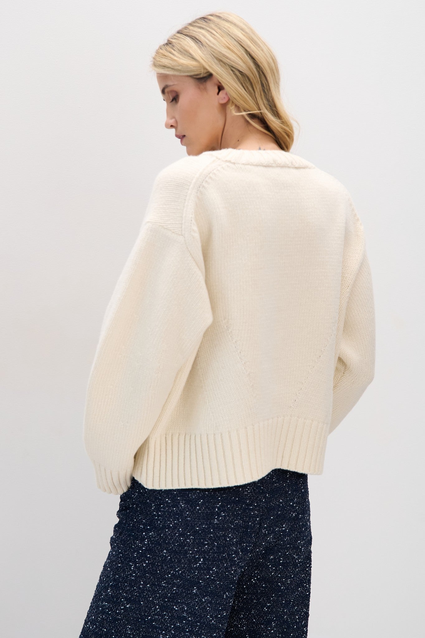 Sweter z wełny merynos o grubym splocie ecru - 4