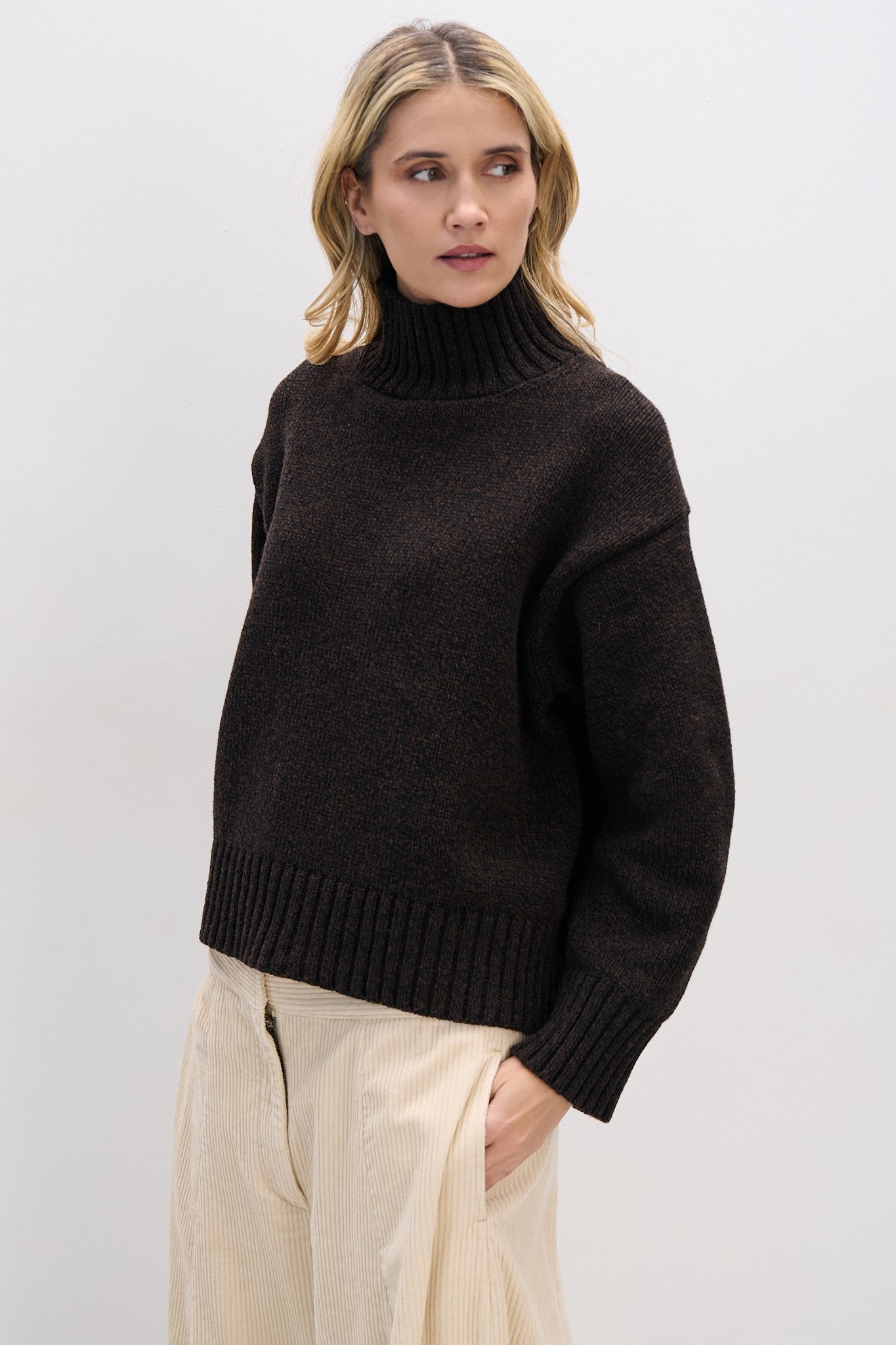 Sweter z wełny merynos o grubym splocie półgolf brązowy - 1