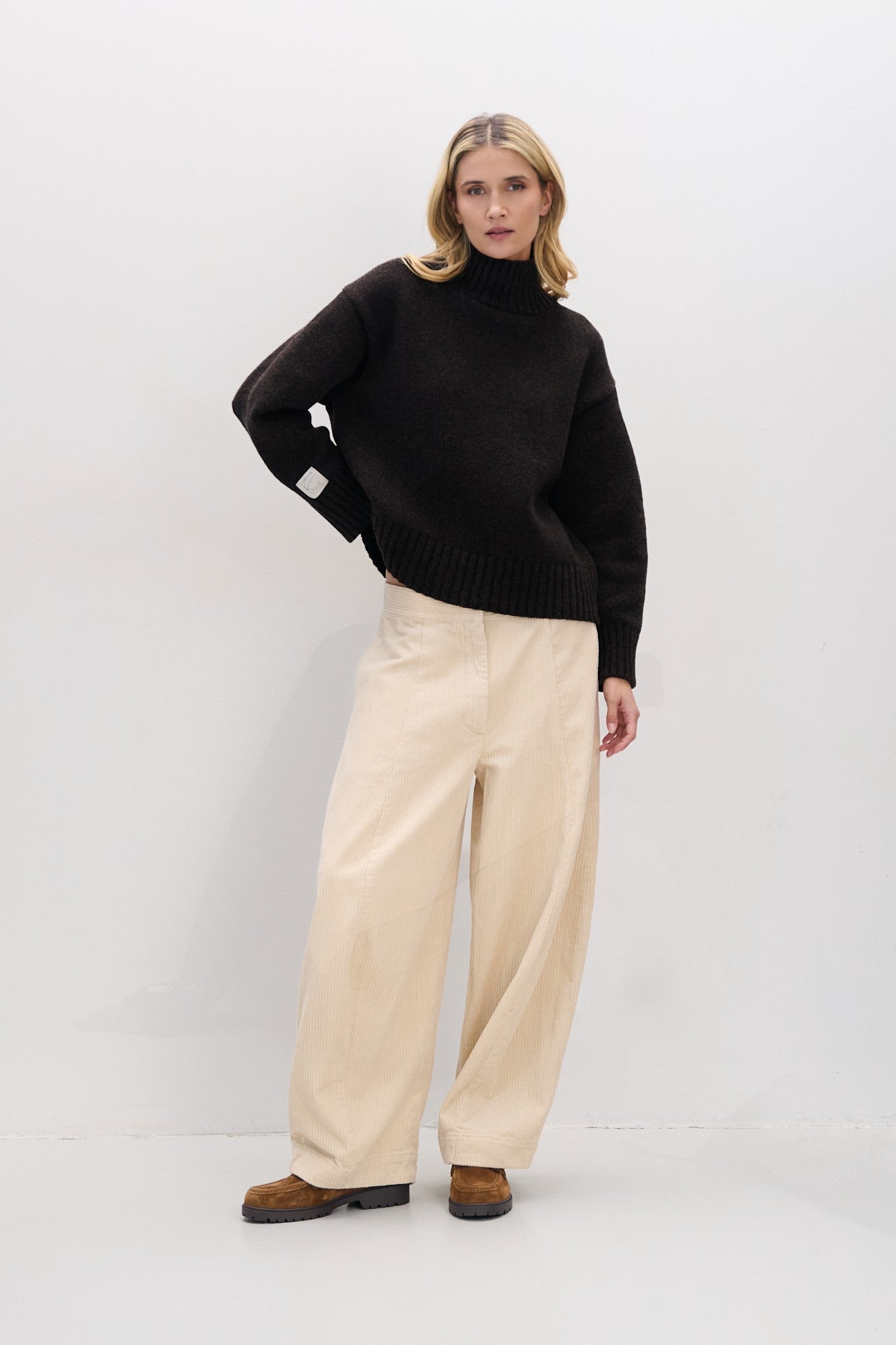 Sweter z wełny merynos o grubym splocie półgolf brązowy - 2