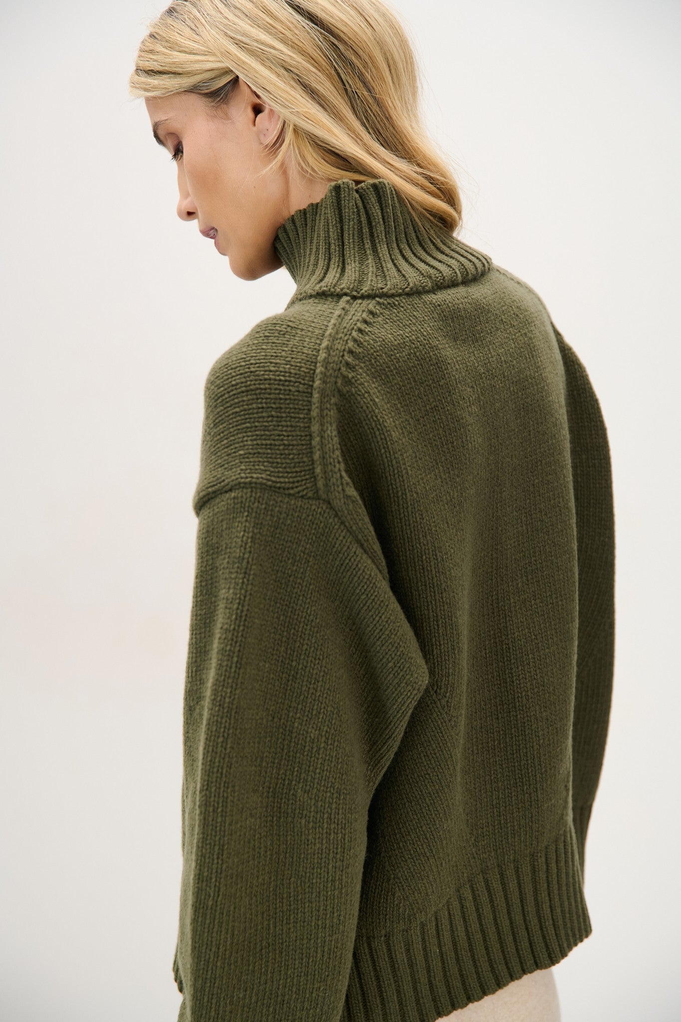 Sweter z wełny merynos o grubym splocie półgolf oliwka oliwkowy - 2