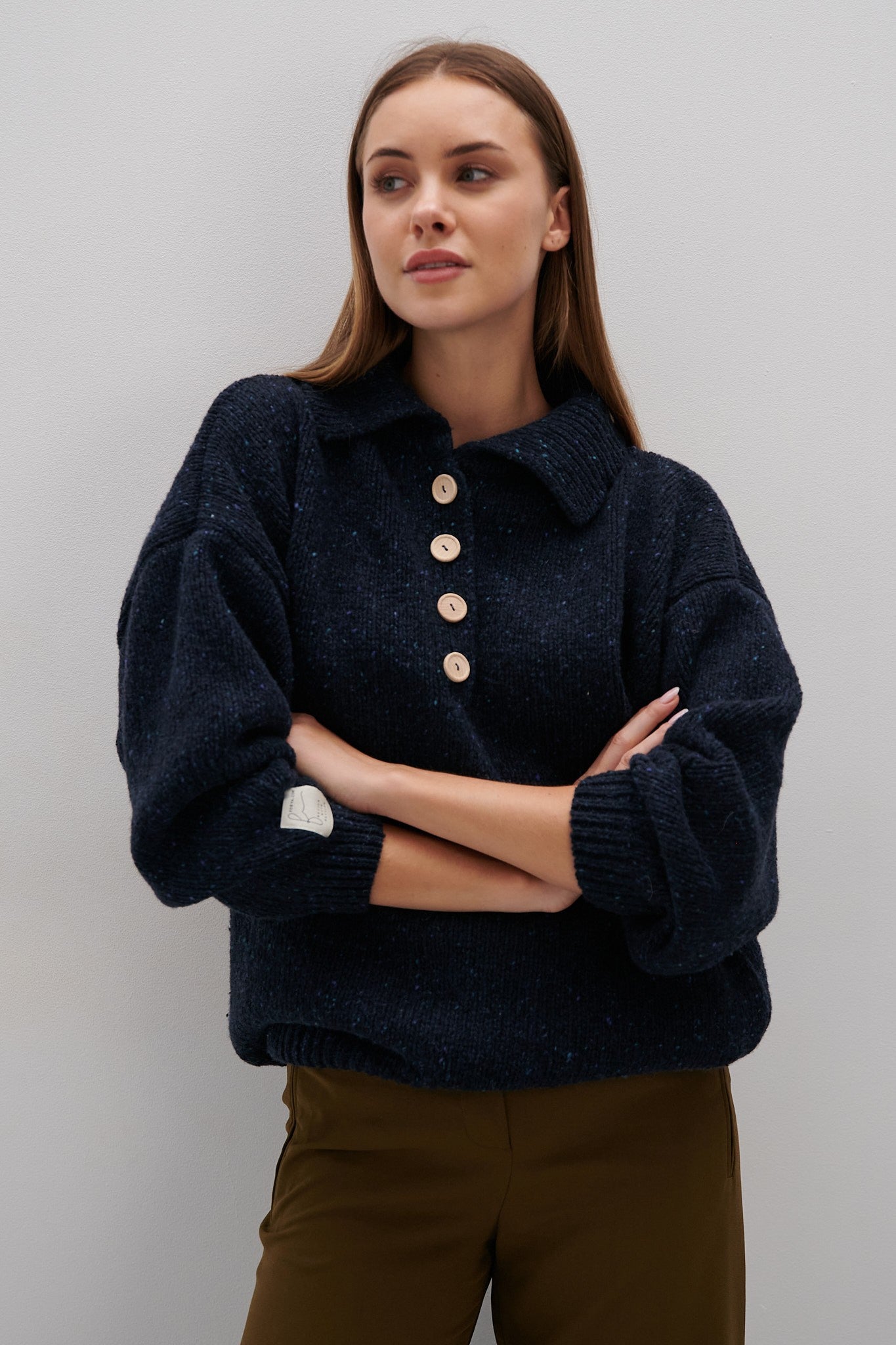 SWETER Z WEŁNY Z KOŁNIERZEM MIDNIGHT SKY granatowy - 1