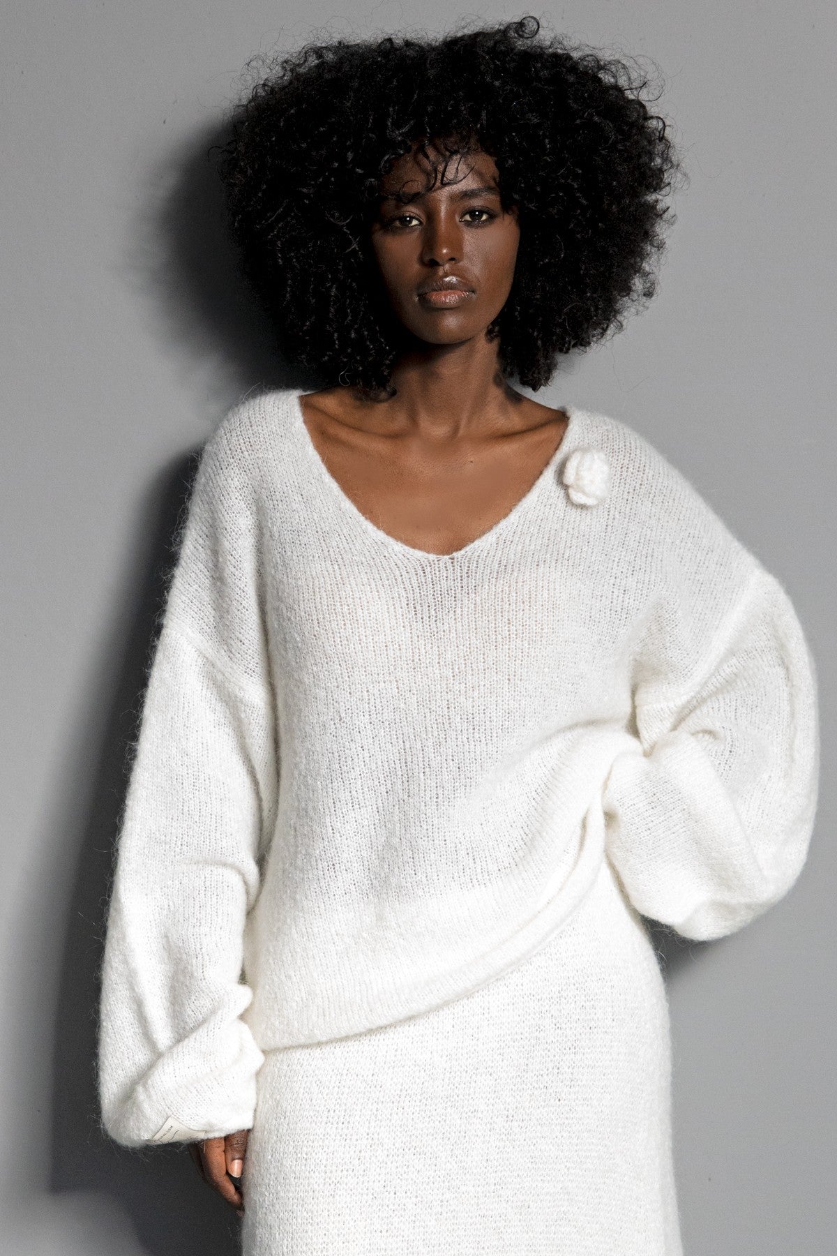 Sweter z wełny z kwiatkiem ecru - 4