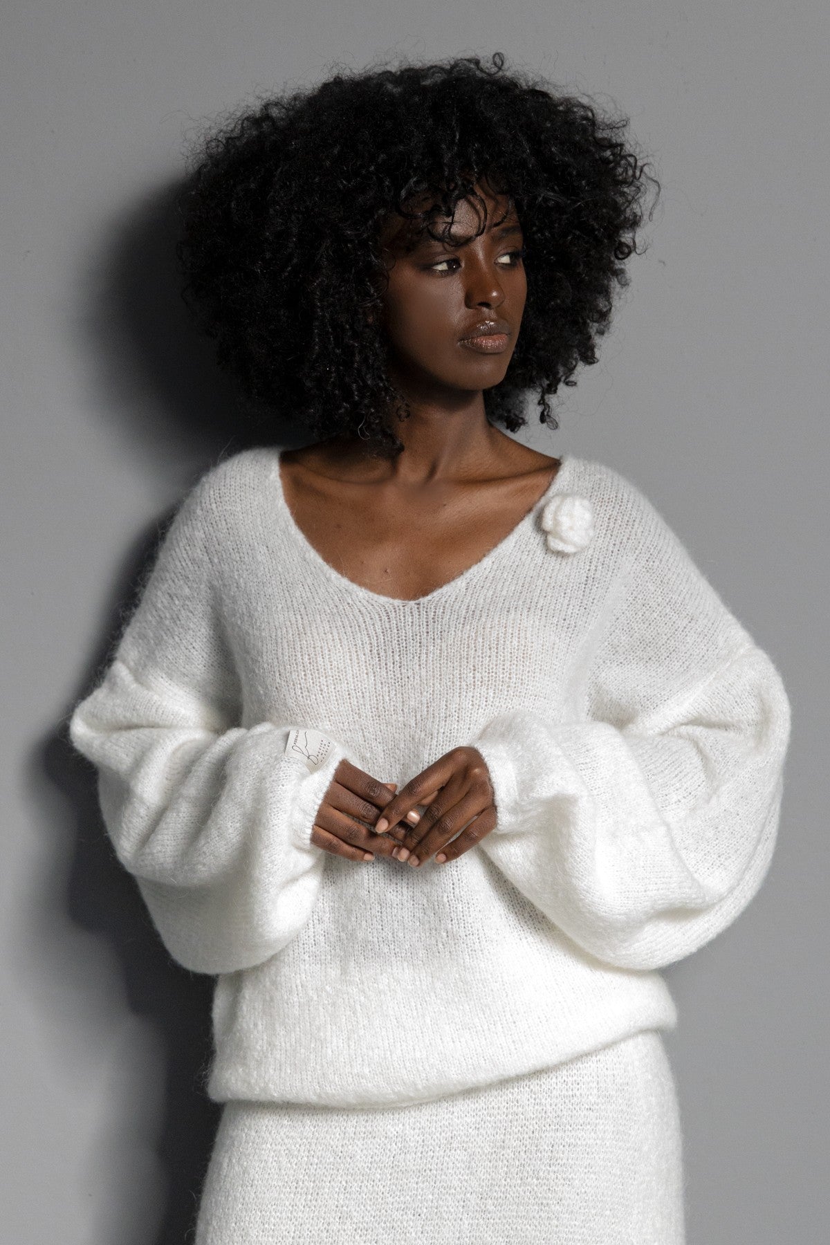 Sweter z wełny z kwiatkiem ecru - 2