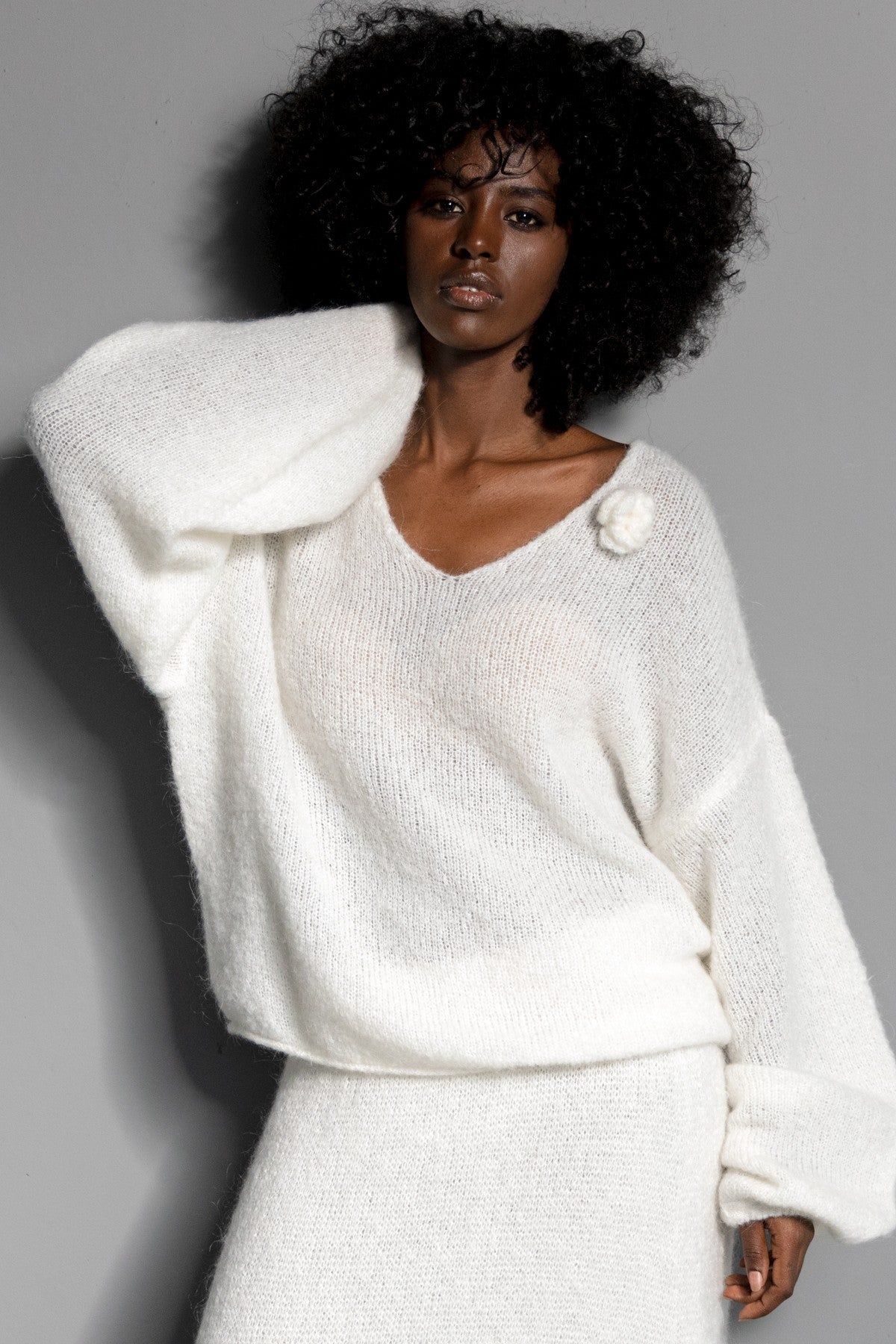 Sweter z wełny z kwiatkiem ecru - 1