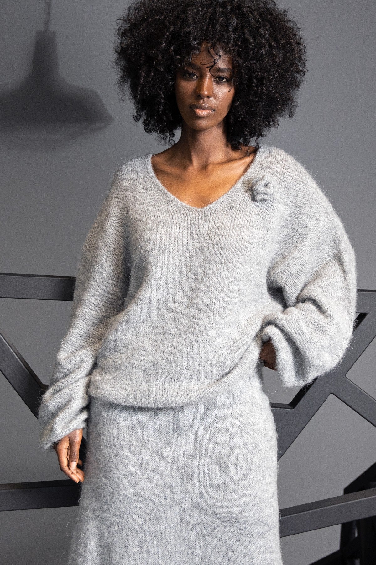 Sweter z wełny z kwiatkiem szary - 1