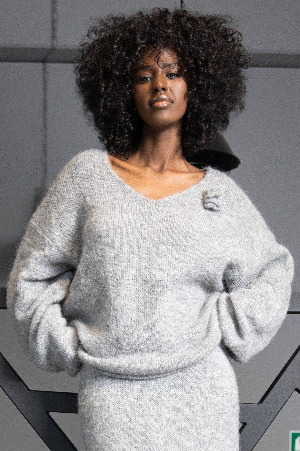 Sweter z wełny z kwiatkiem szary - 2