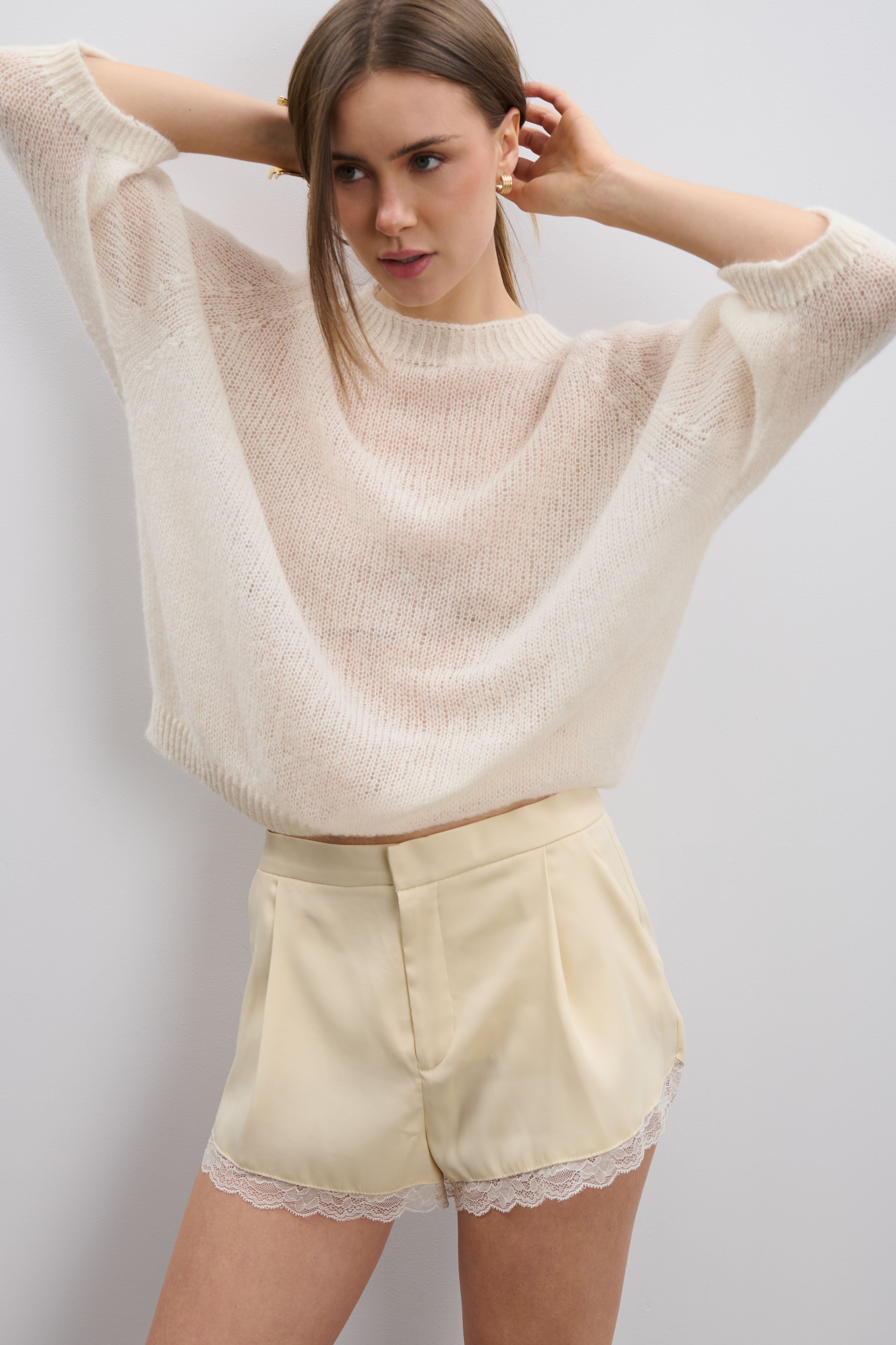 Delikatny bezszwowy sweter z jedwabiu i wełny alpaki ecru