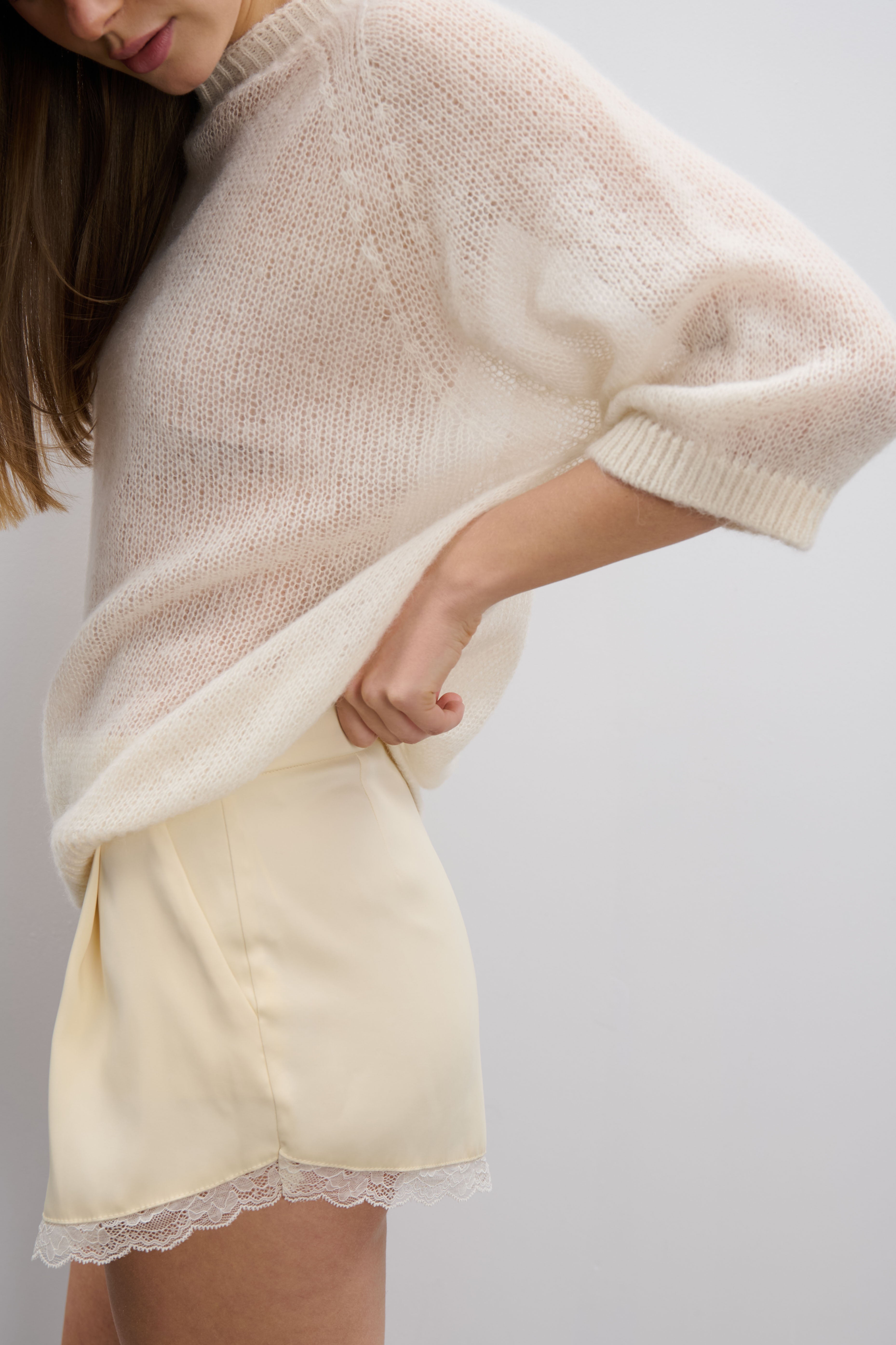 Delikatny bezszwowy sweter z jedwabiu i wełny alpaki ecru