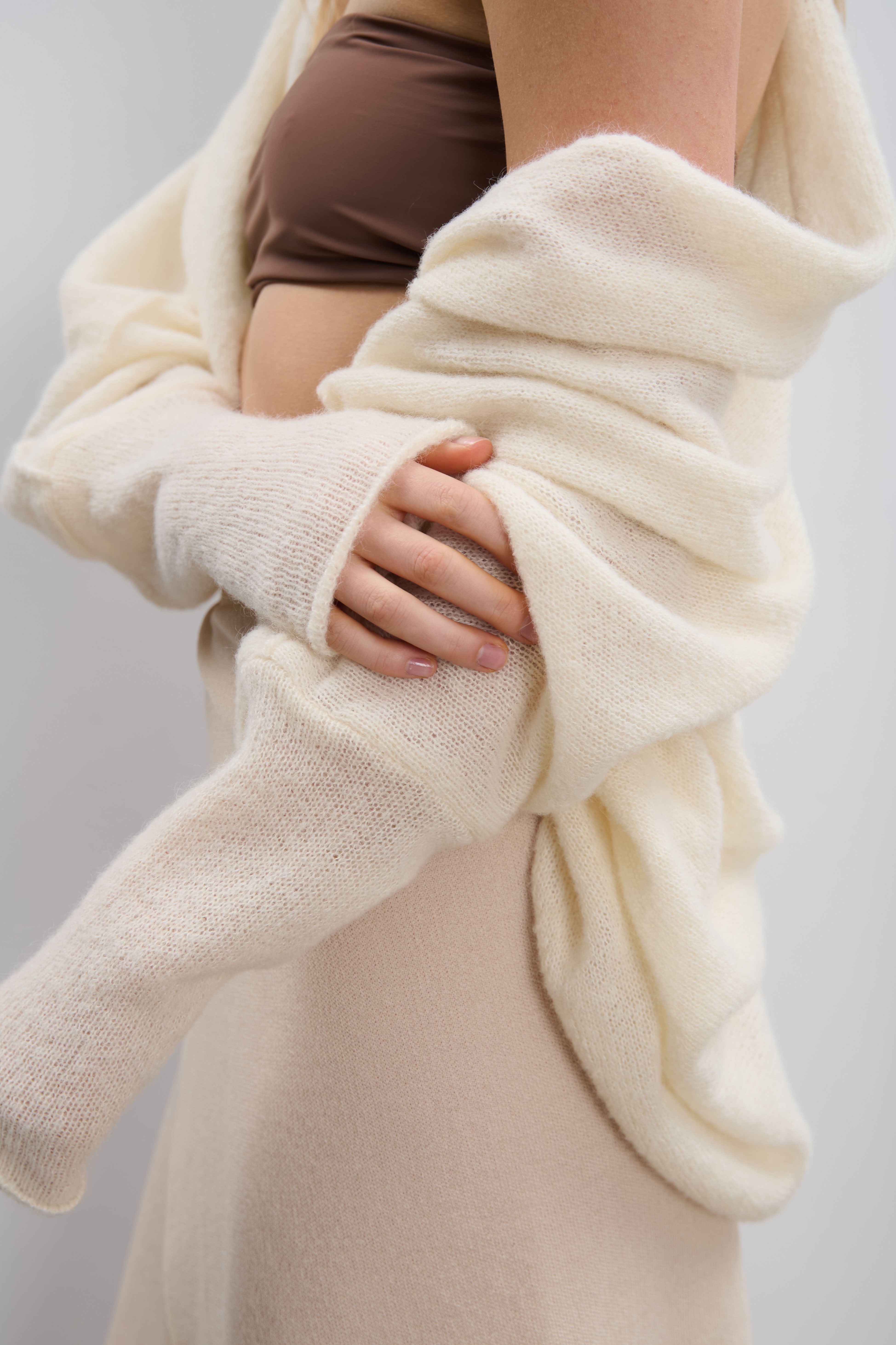 Zarte, elegante ecrufarbene Seidenstrickjacke