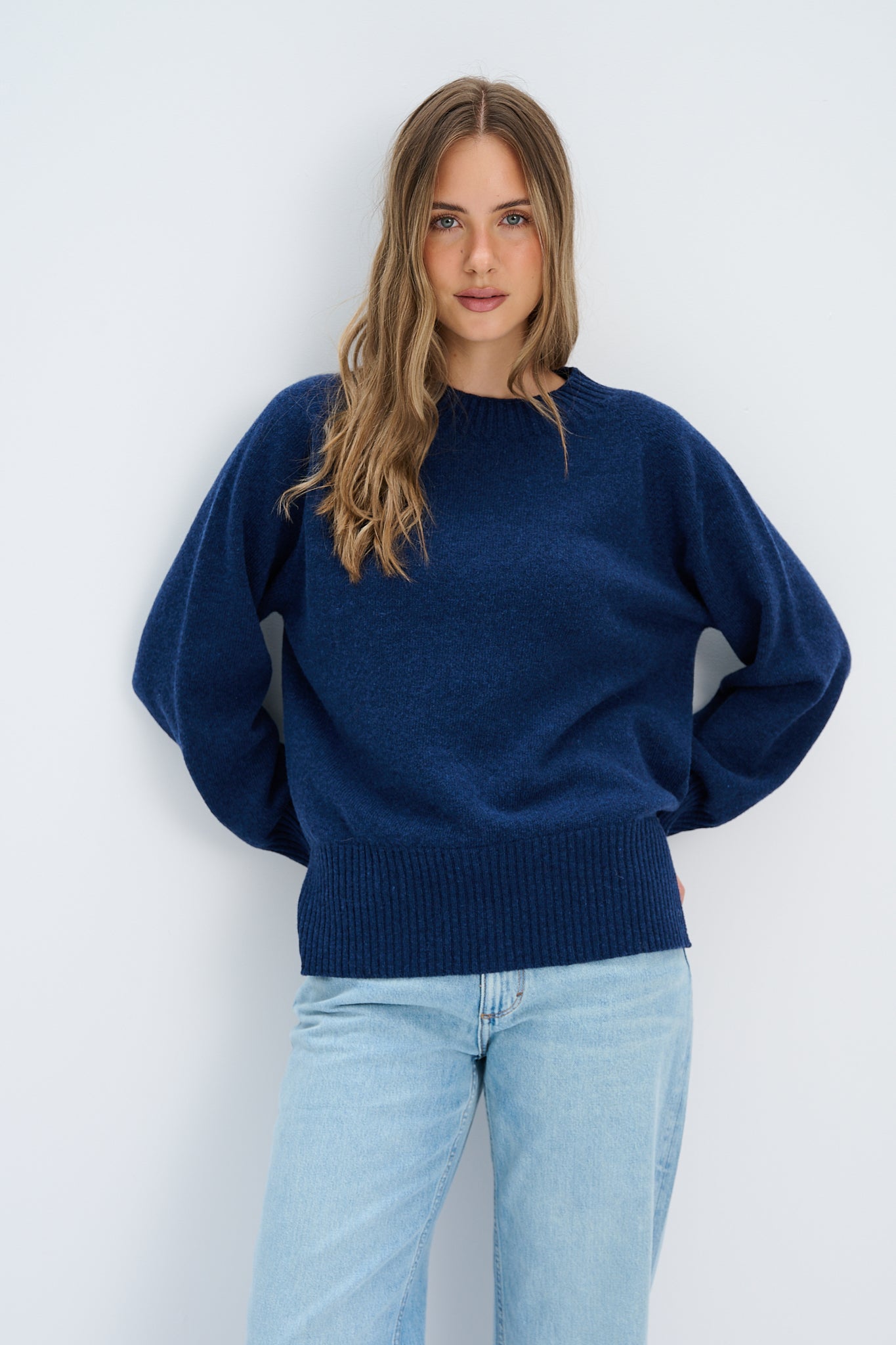 Sweter z wełny merynos Mellow granatowy