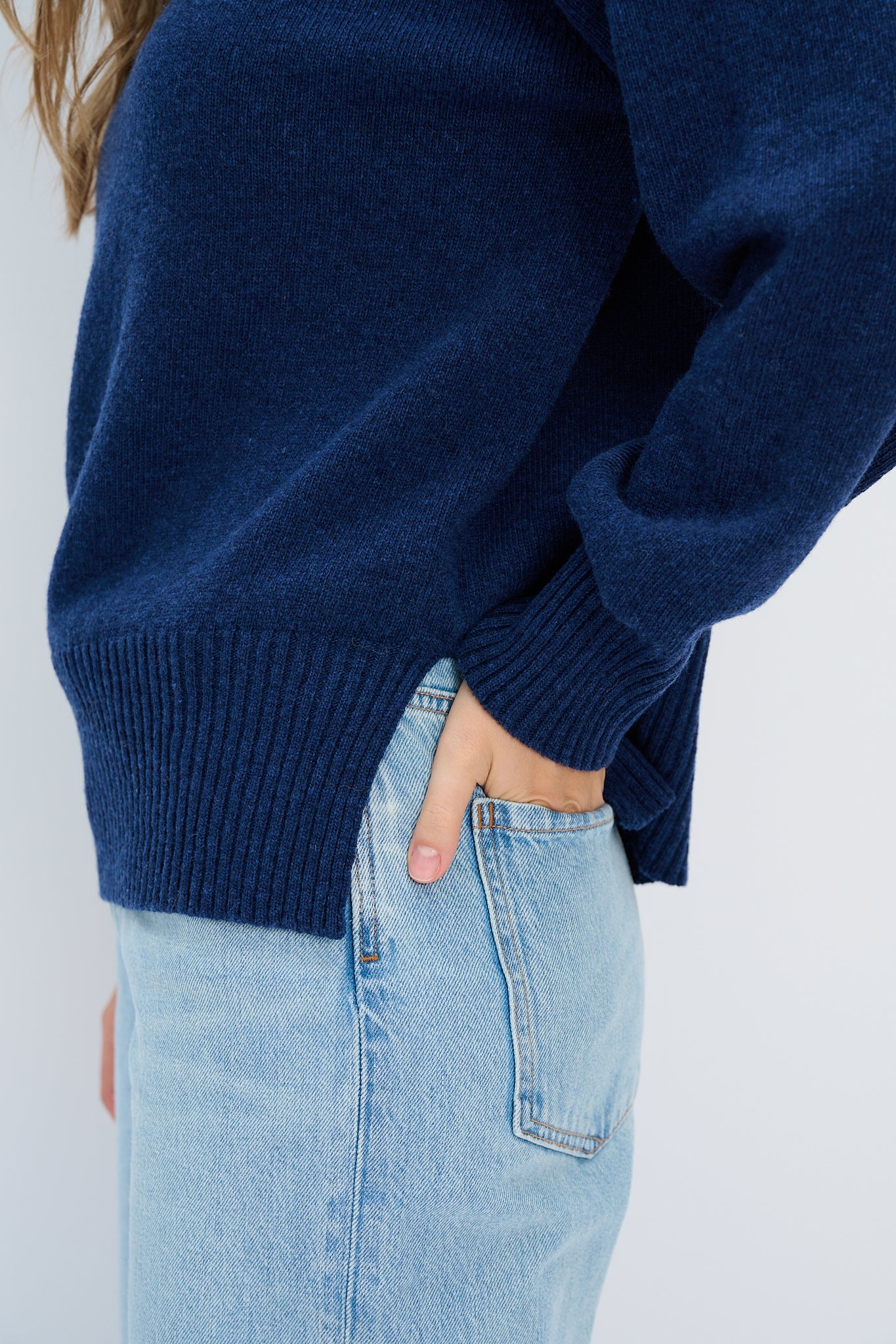Sweter z wełny merynos Mellow granatowy