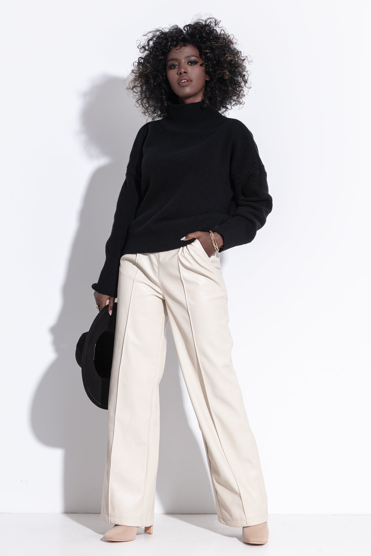 Wełniany elegancki sweter z golfem czarny - 2