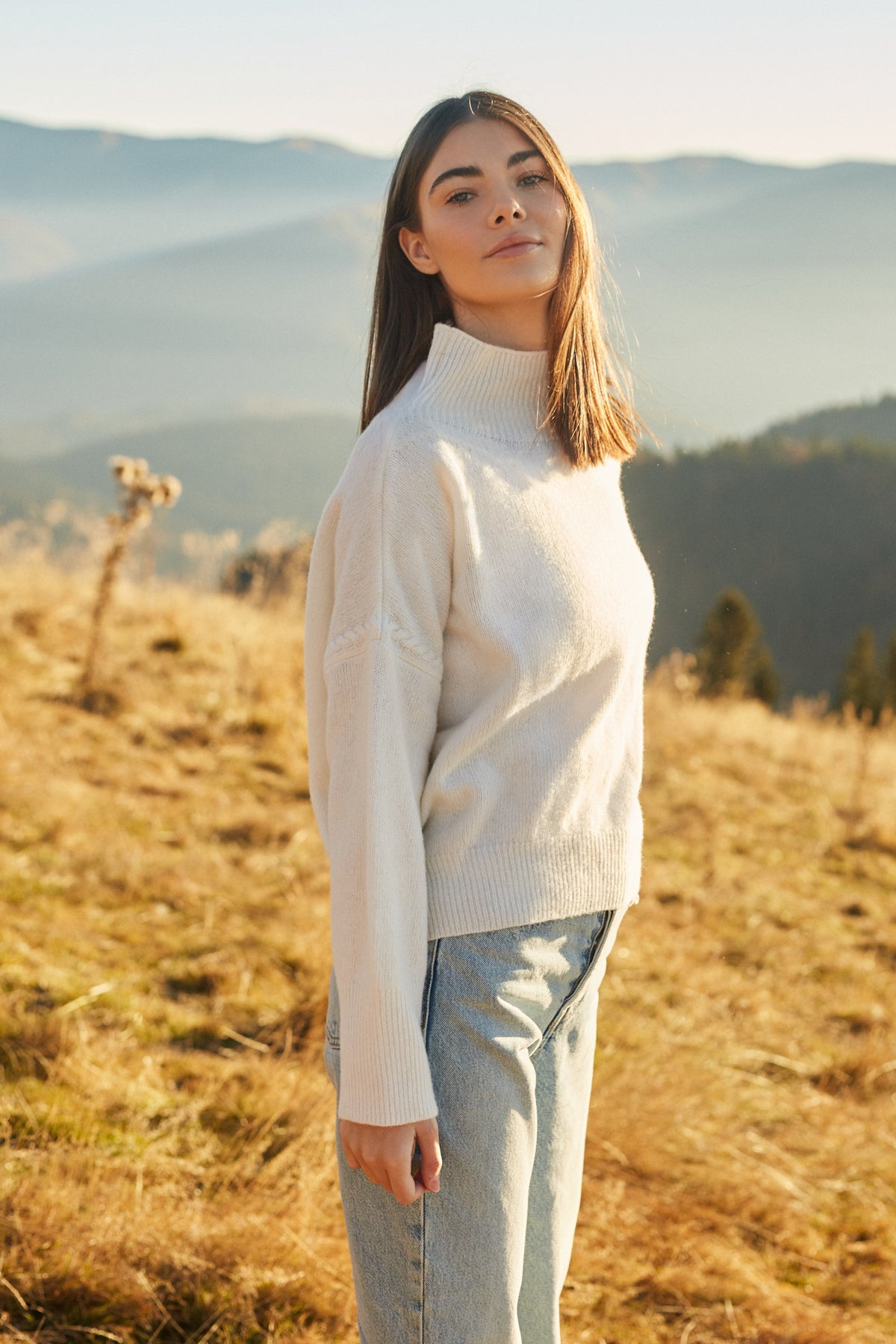 Wełniany elegancki sweter z golfem ecru - 2