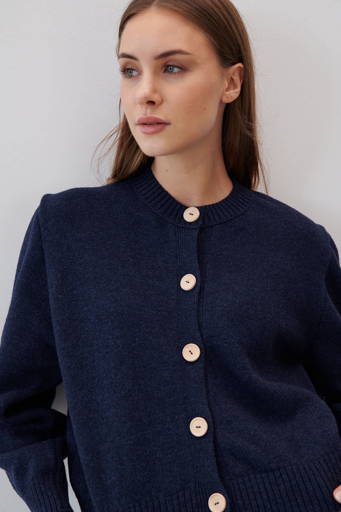 Wełniany kardigan zapinany granatowy - 3