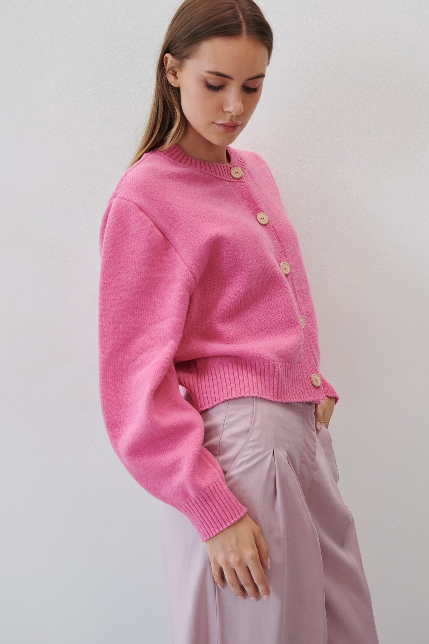 Wełniany kardigan zapinany różowy - 1
