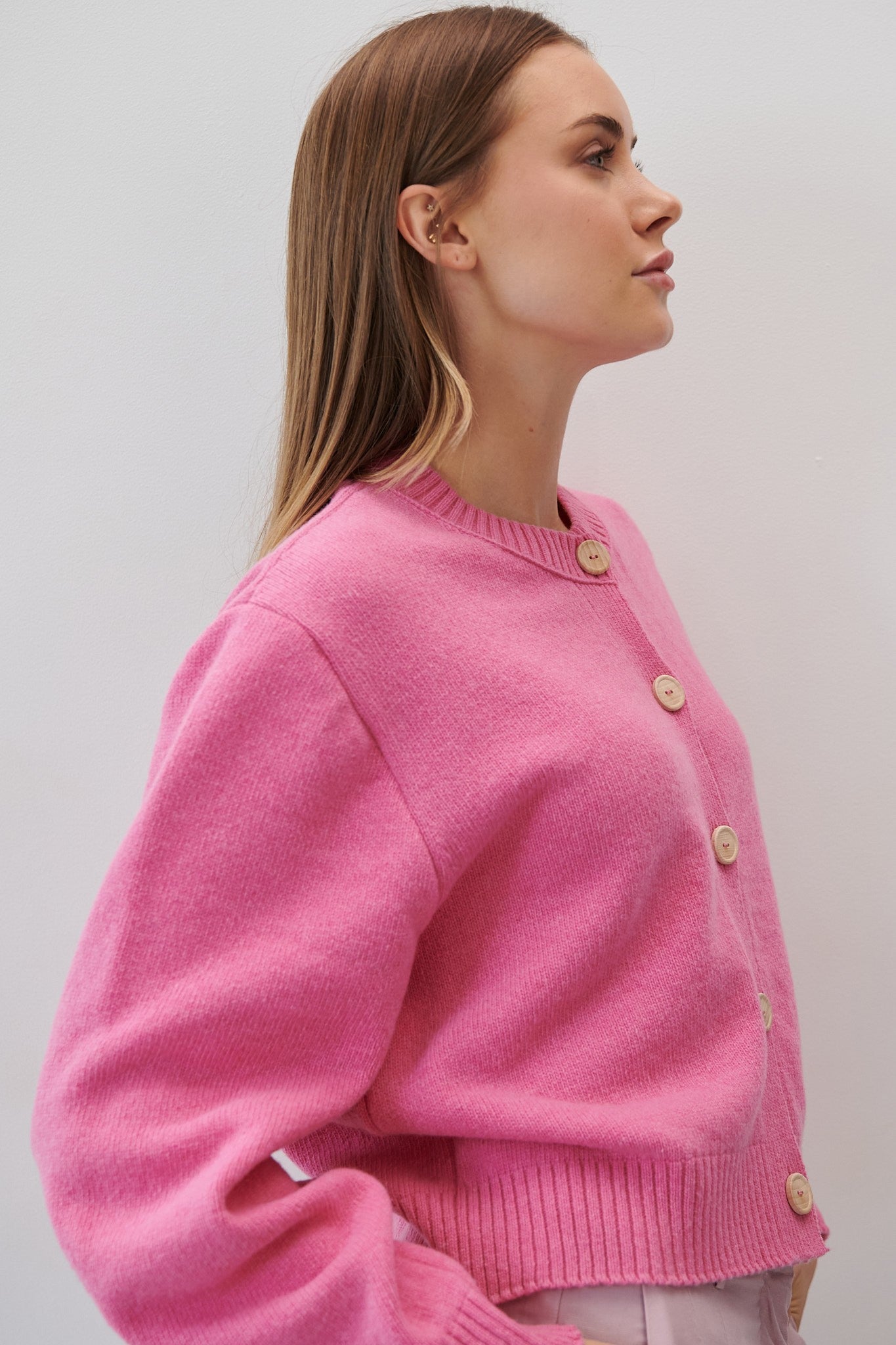 Wełniany kardigan zapinany różowy - 2