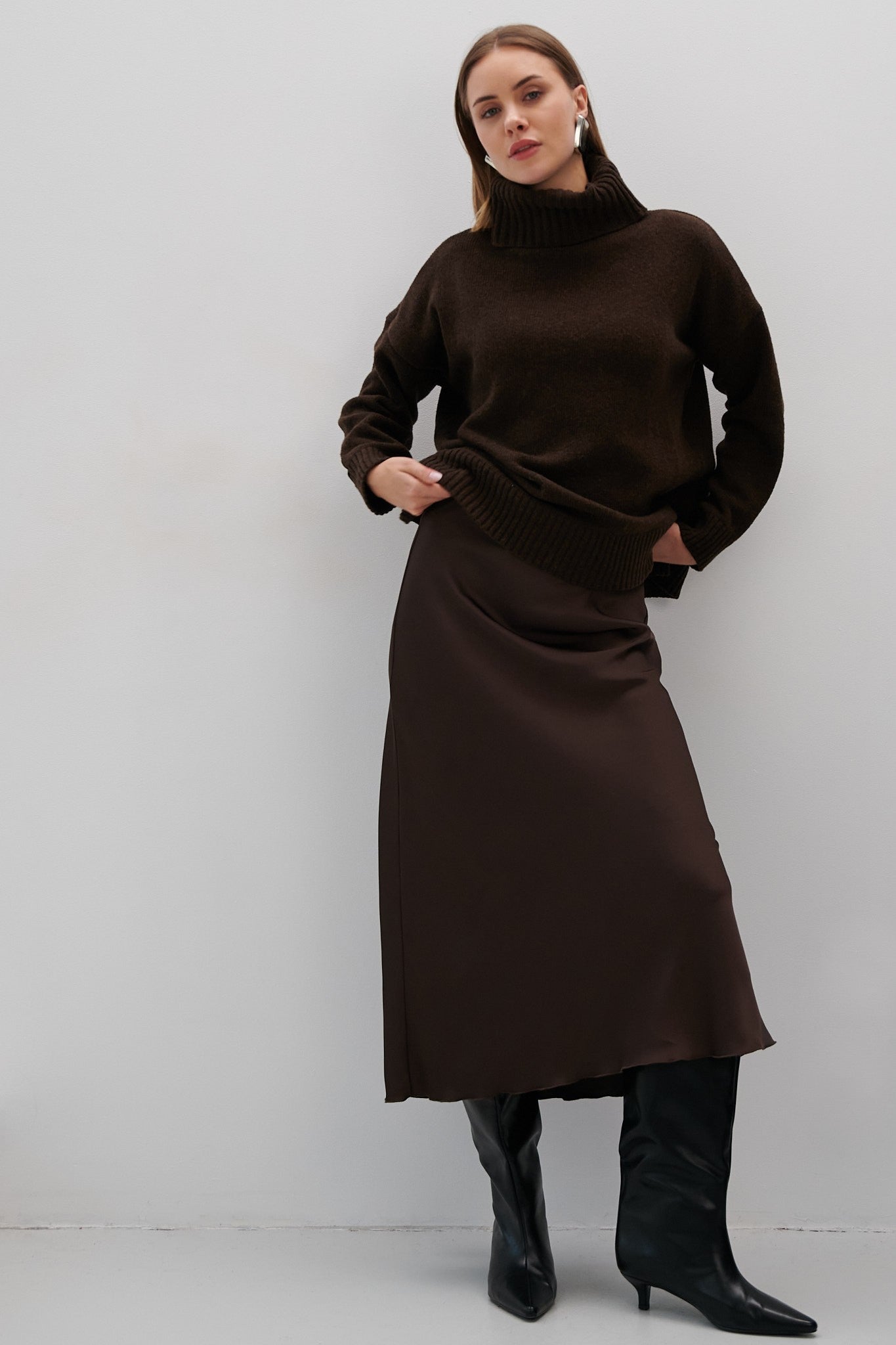 Wełniany luźny sweter z golfem brąz brązowy - 2