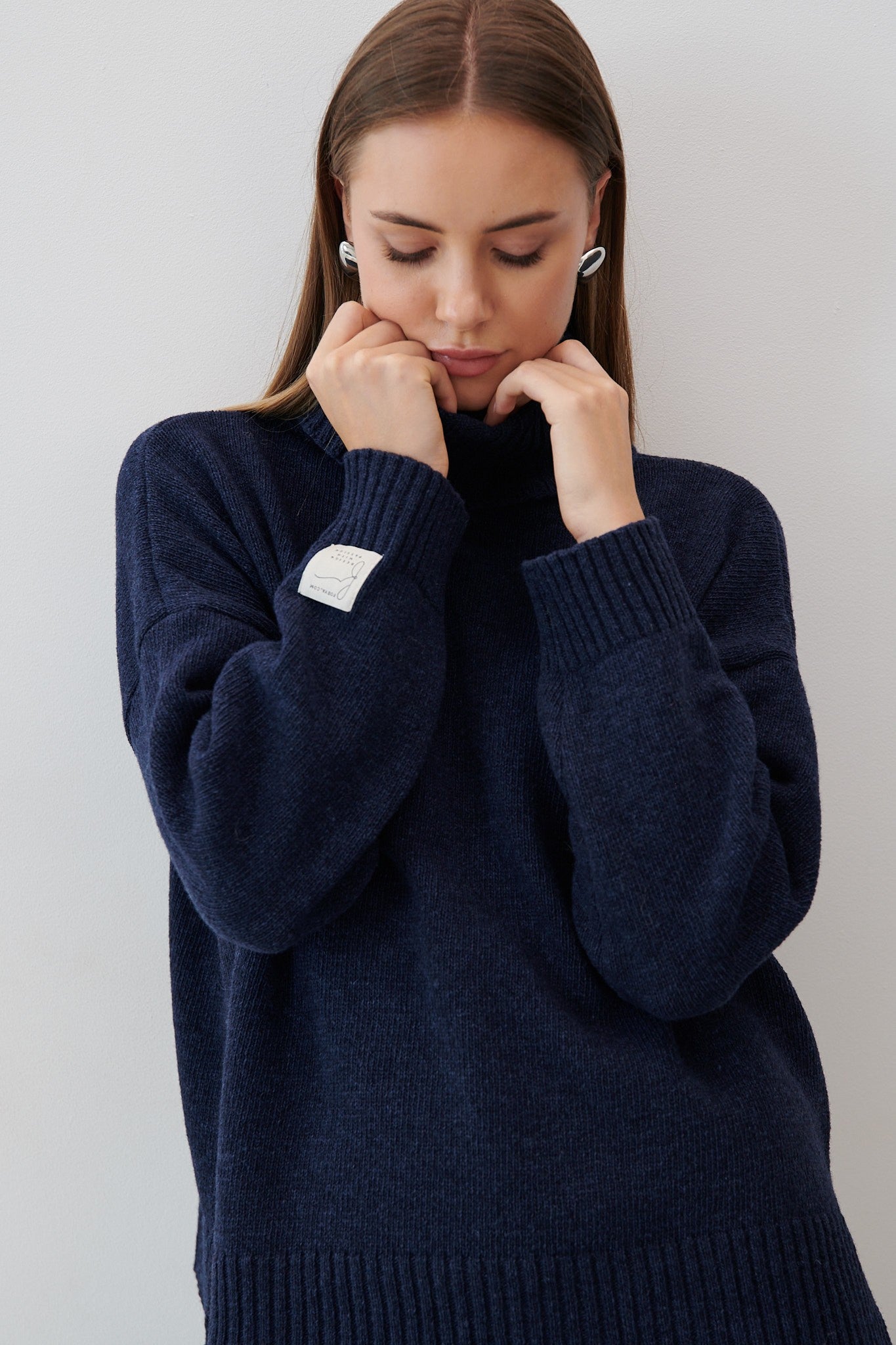 Wełniany luźny sweter z golfem granatowy - 5