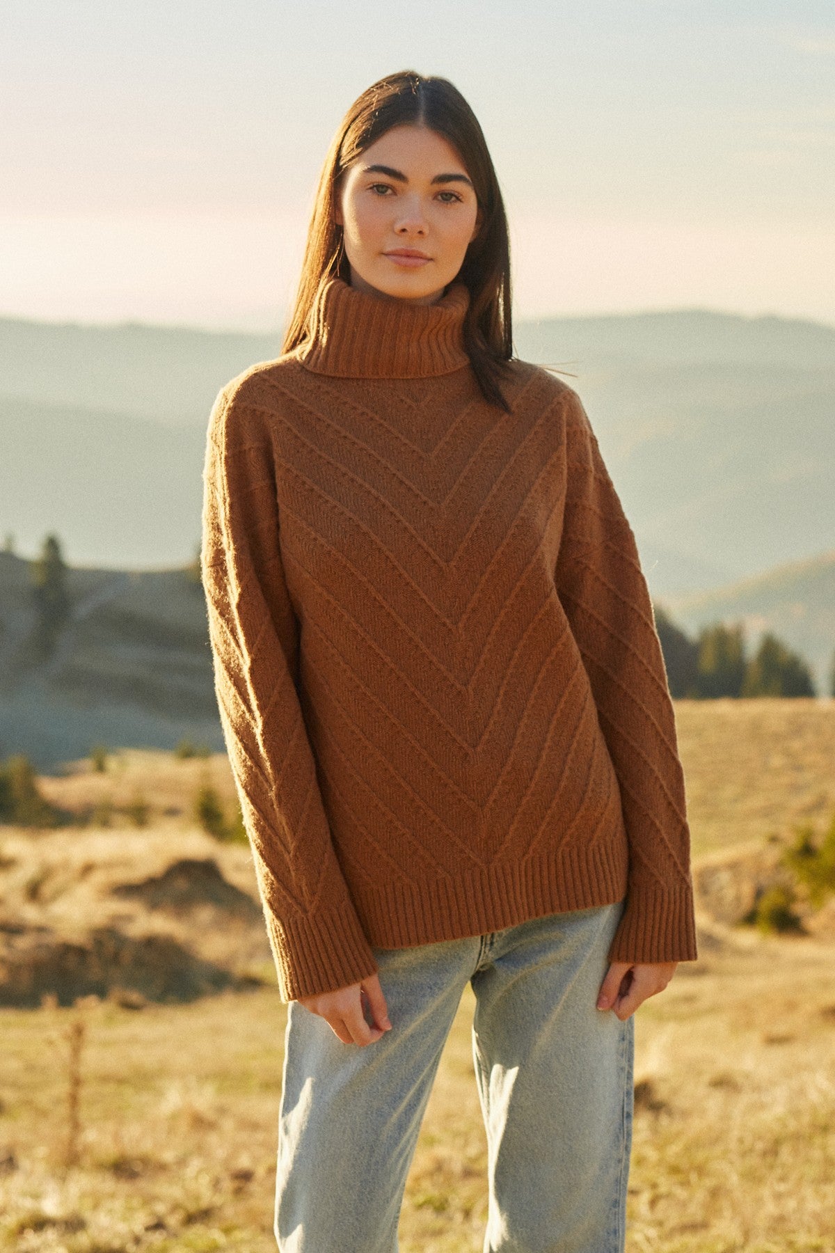 Wełniany luźny sweter z golfem premium ciemny karmel - 1