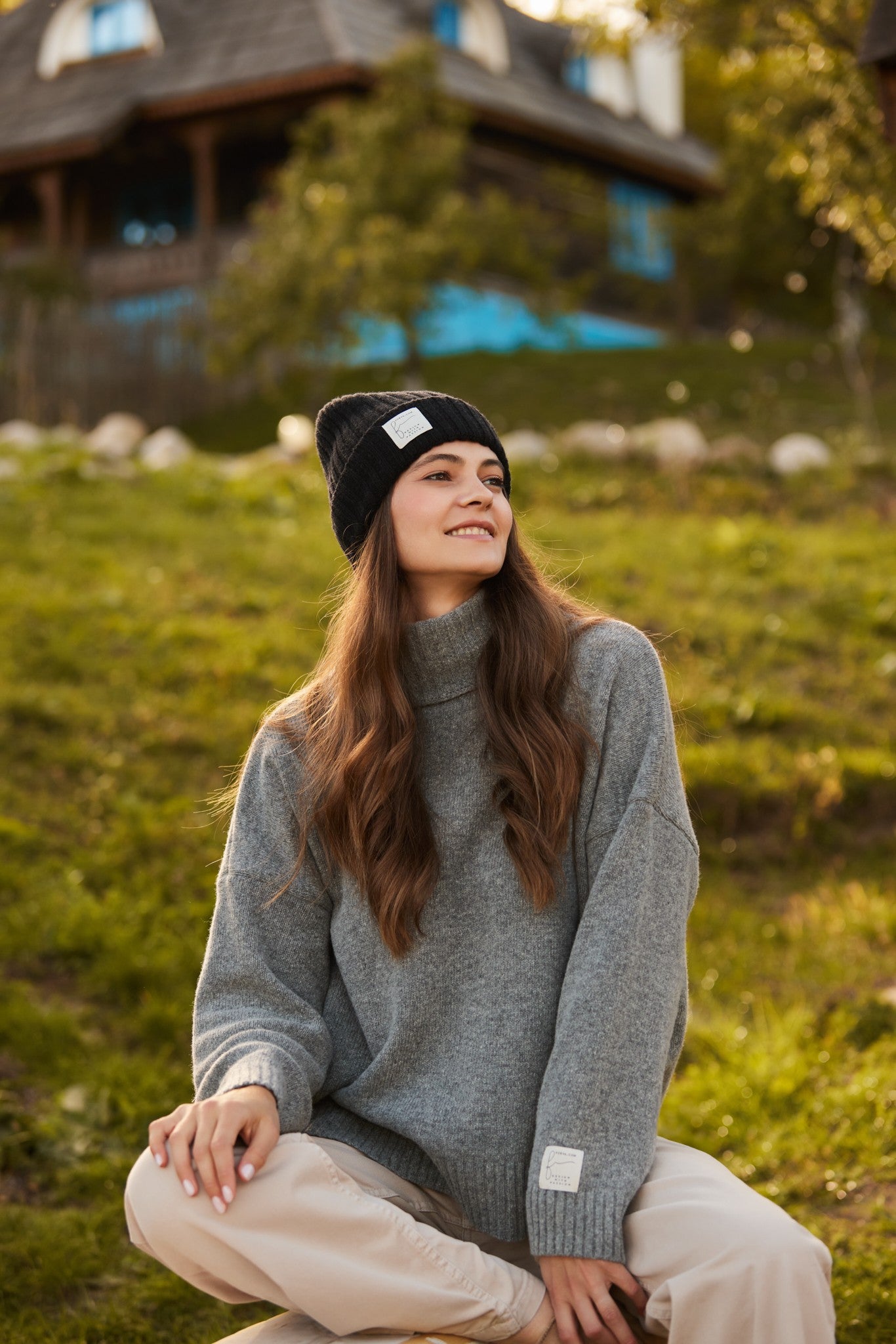 Wełniany luźny sweter z golfem szary - 4