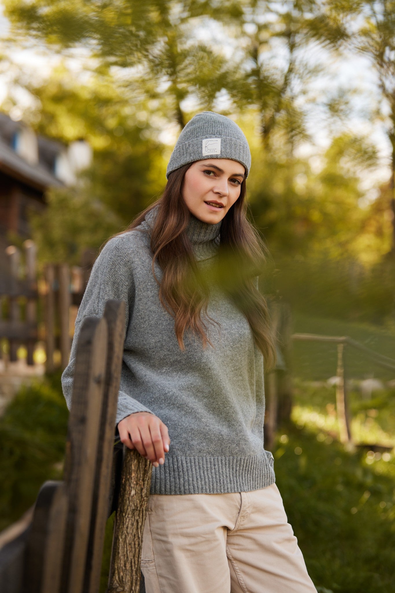 Wełniany luźny sweter z golfem szary - 2