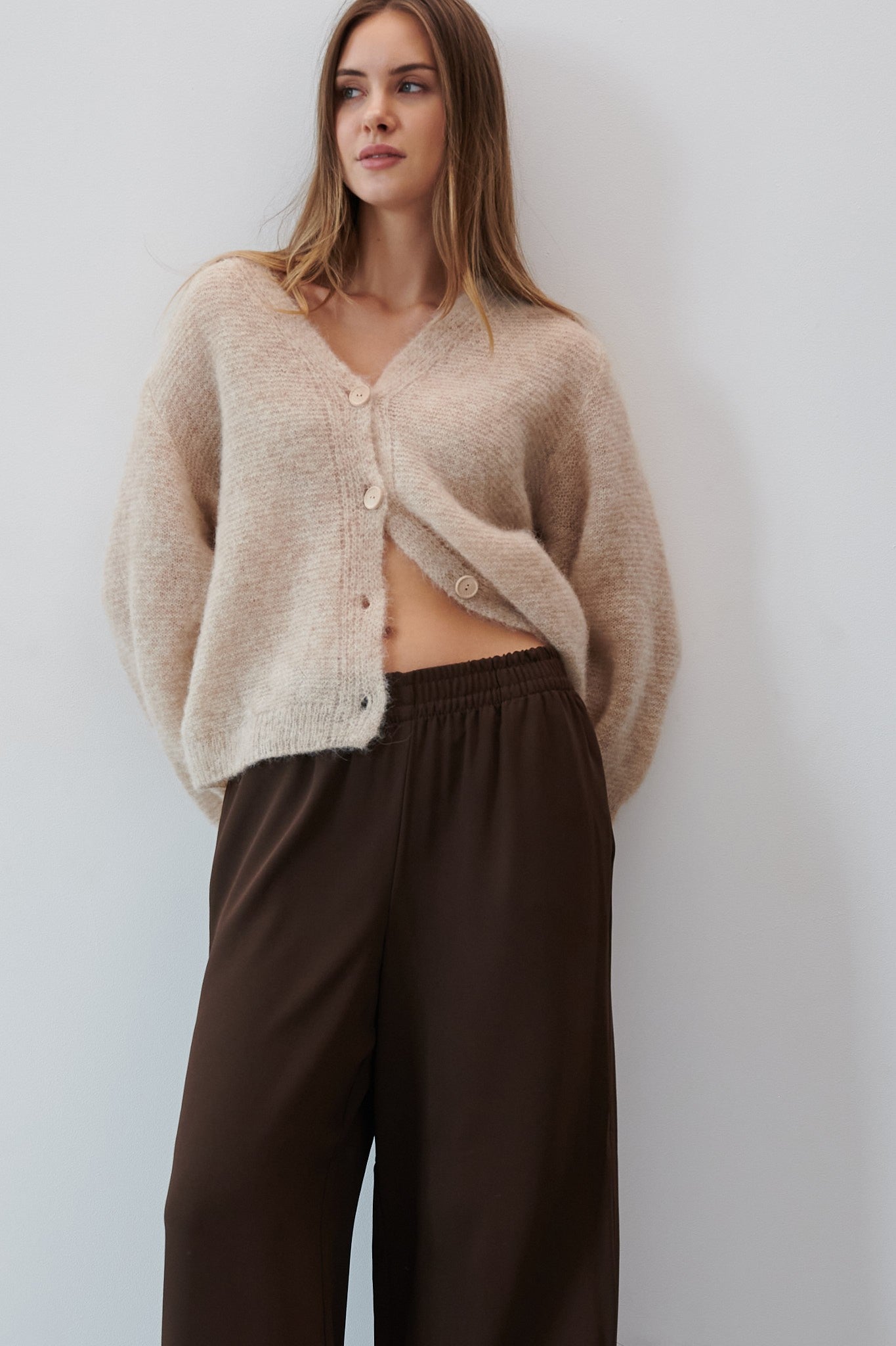 Zapinany kardigan z niefarbowanej wełny alpaki beżowy - 1