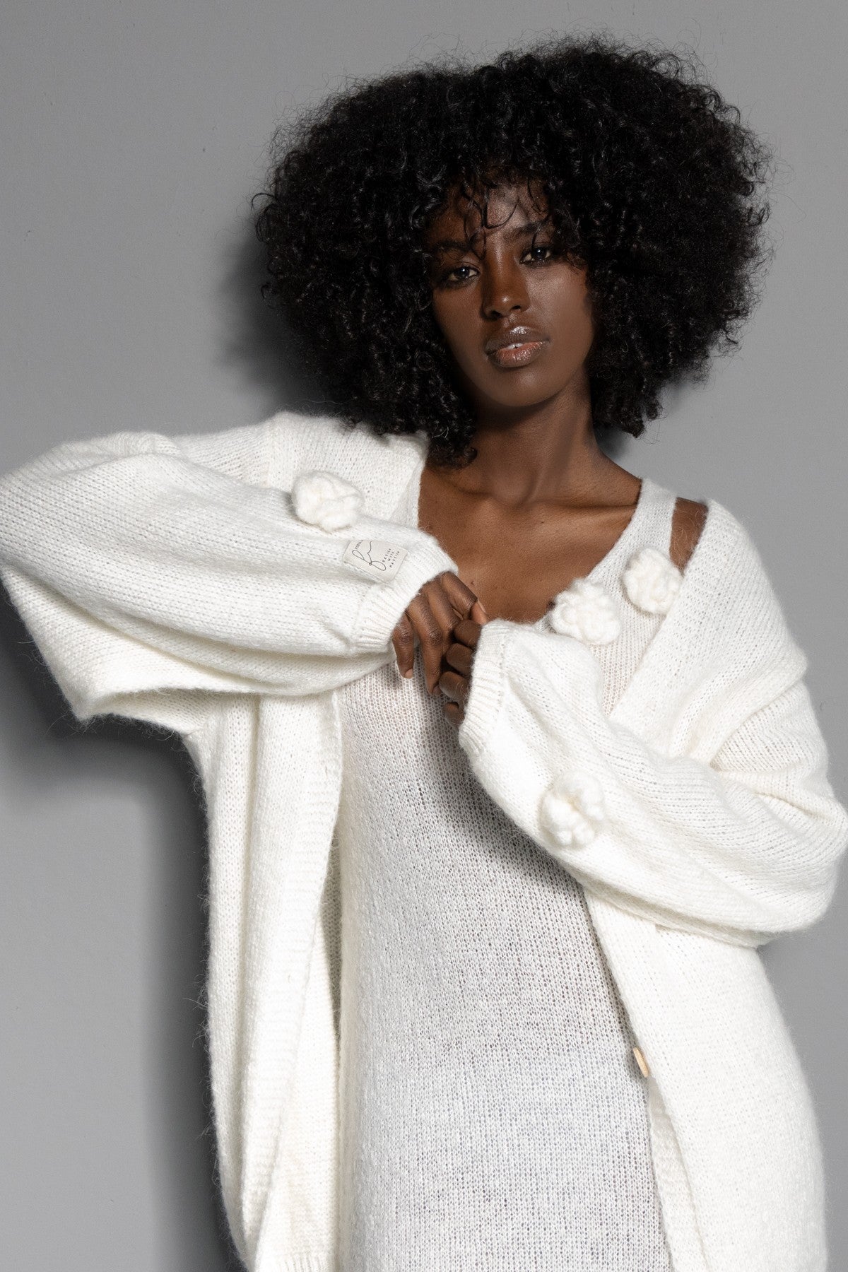 Zapinany oversizowy wełniany kardigan z kwiatami ecru - 5