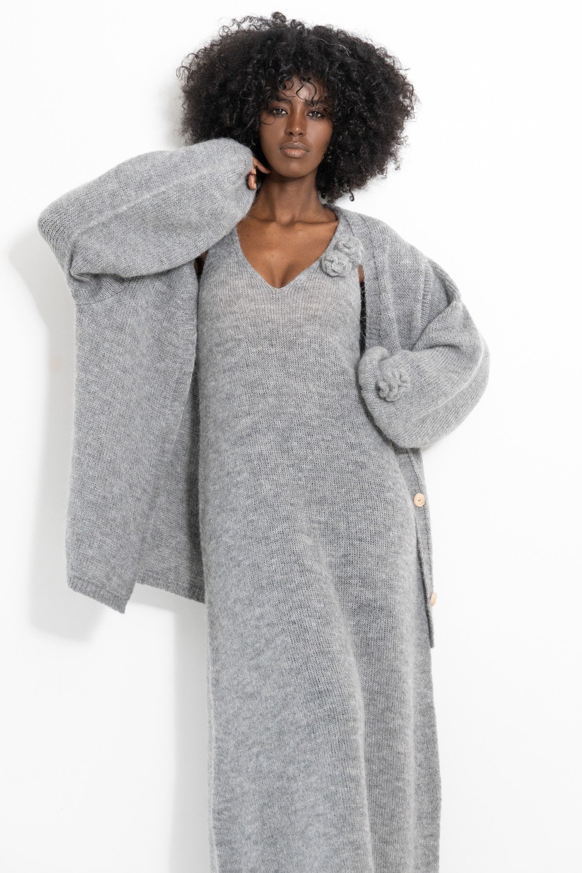 Zapinany oversizowy wełniany kardigan z kwiatami szary - 2