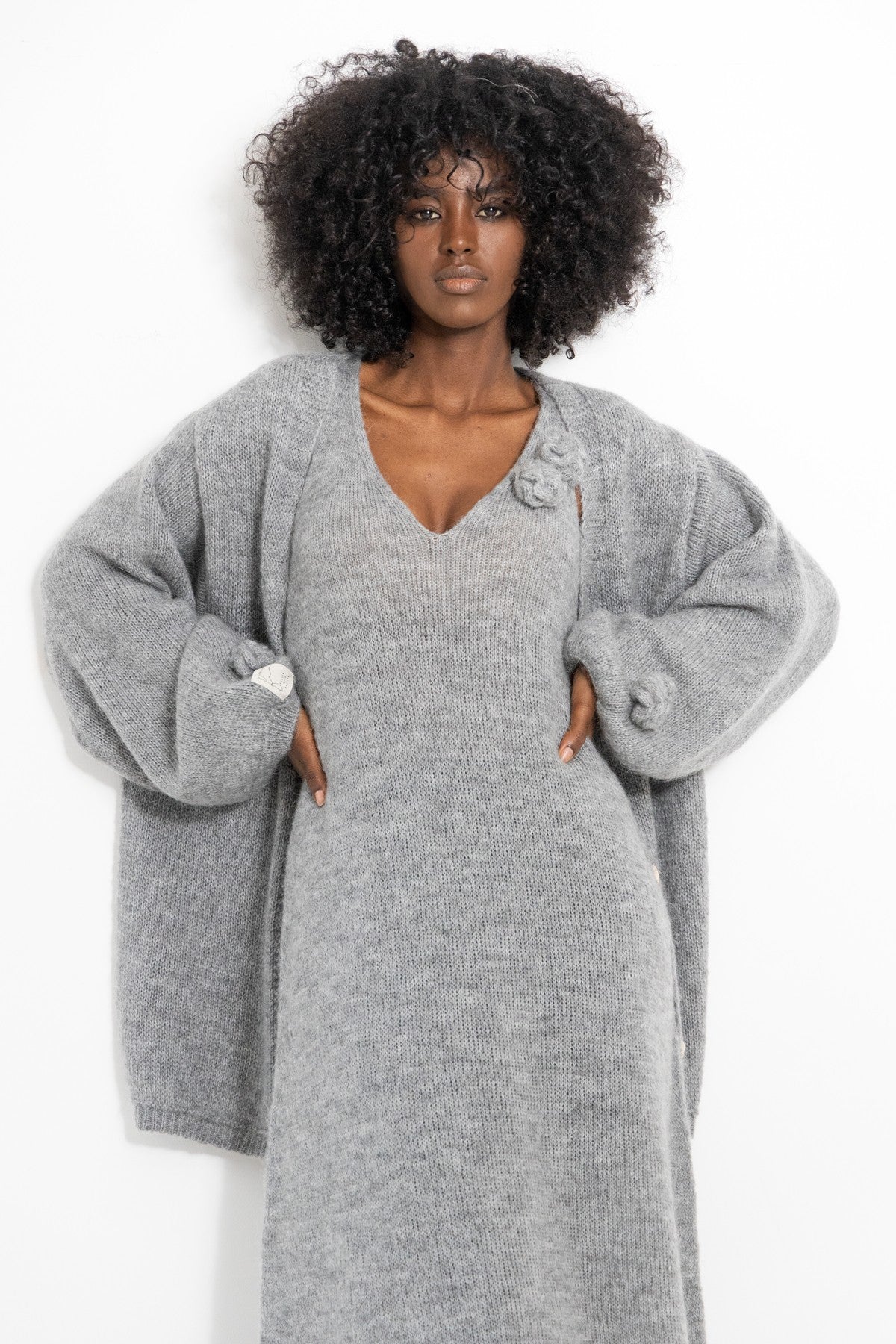 Zapinany oversizowy wełniany kardigan z kwiatami szary - 1