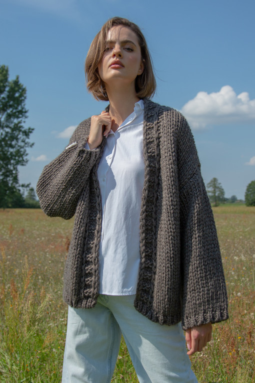 Classic cardigan with a thick weave F1470