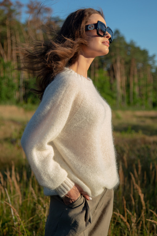 The classic seamless sweater with a round neckline F1737