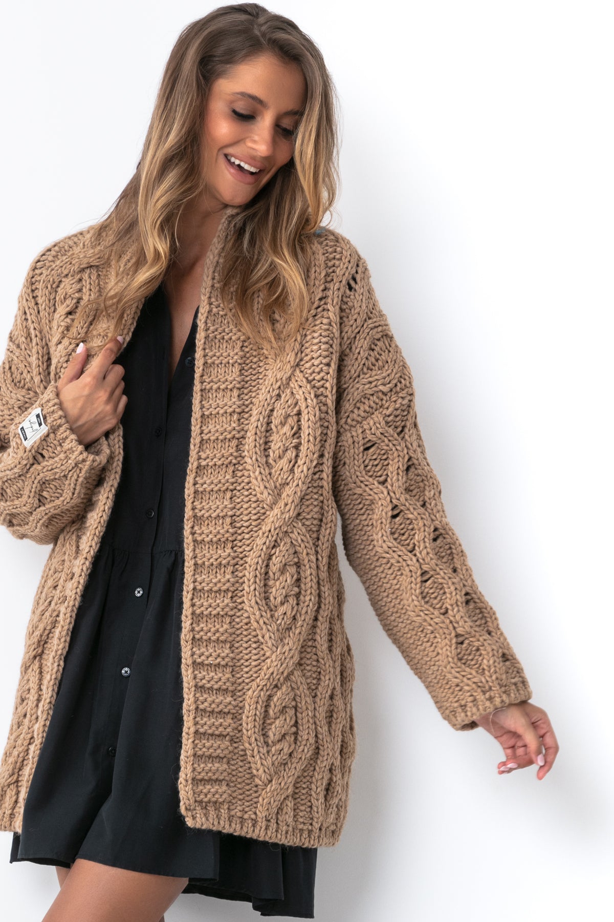 Kardigan o grubym splocie Chunky Knit czarny Carmel