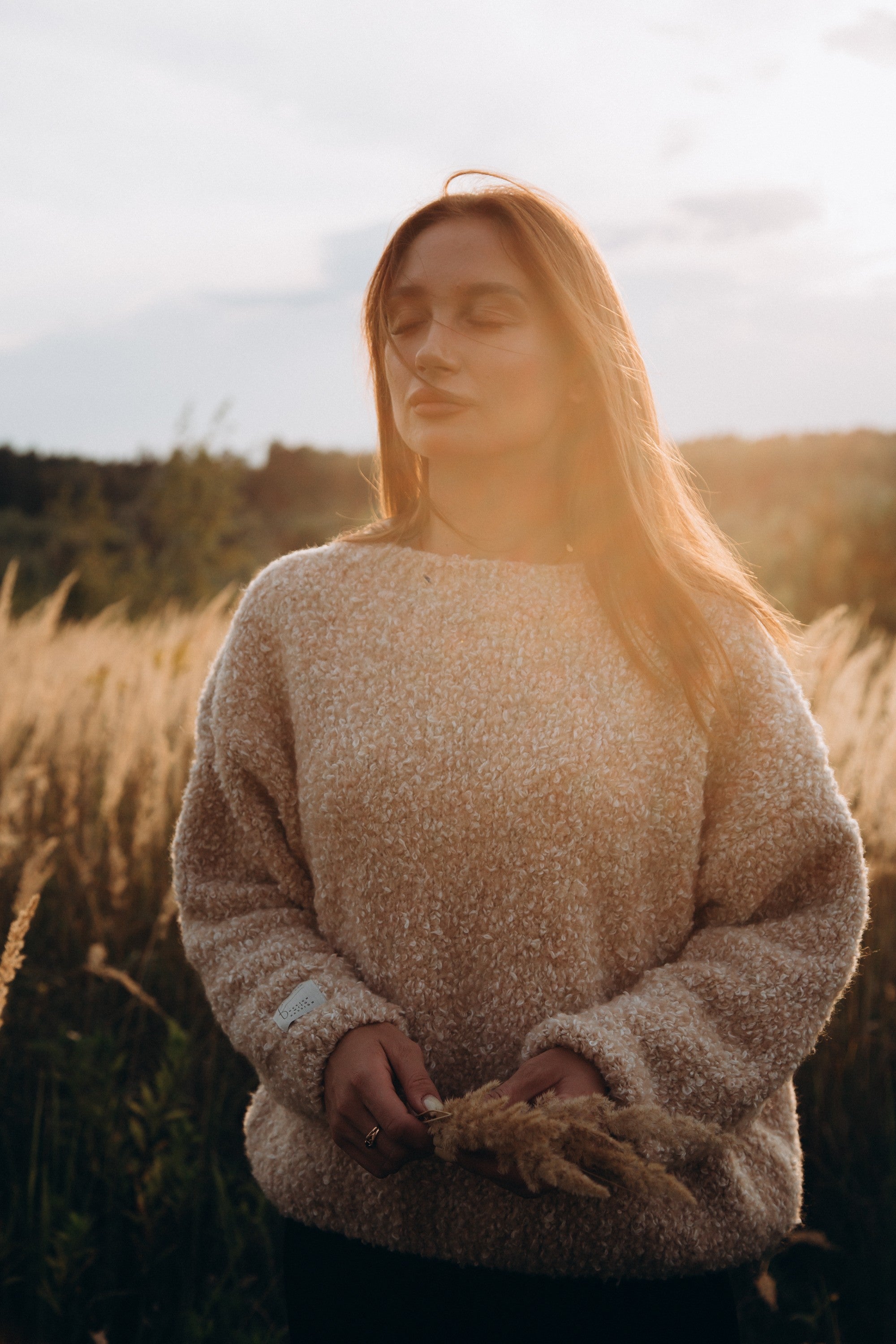 Sweter z wełny merynos bucle Nature Loop beżowy