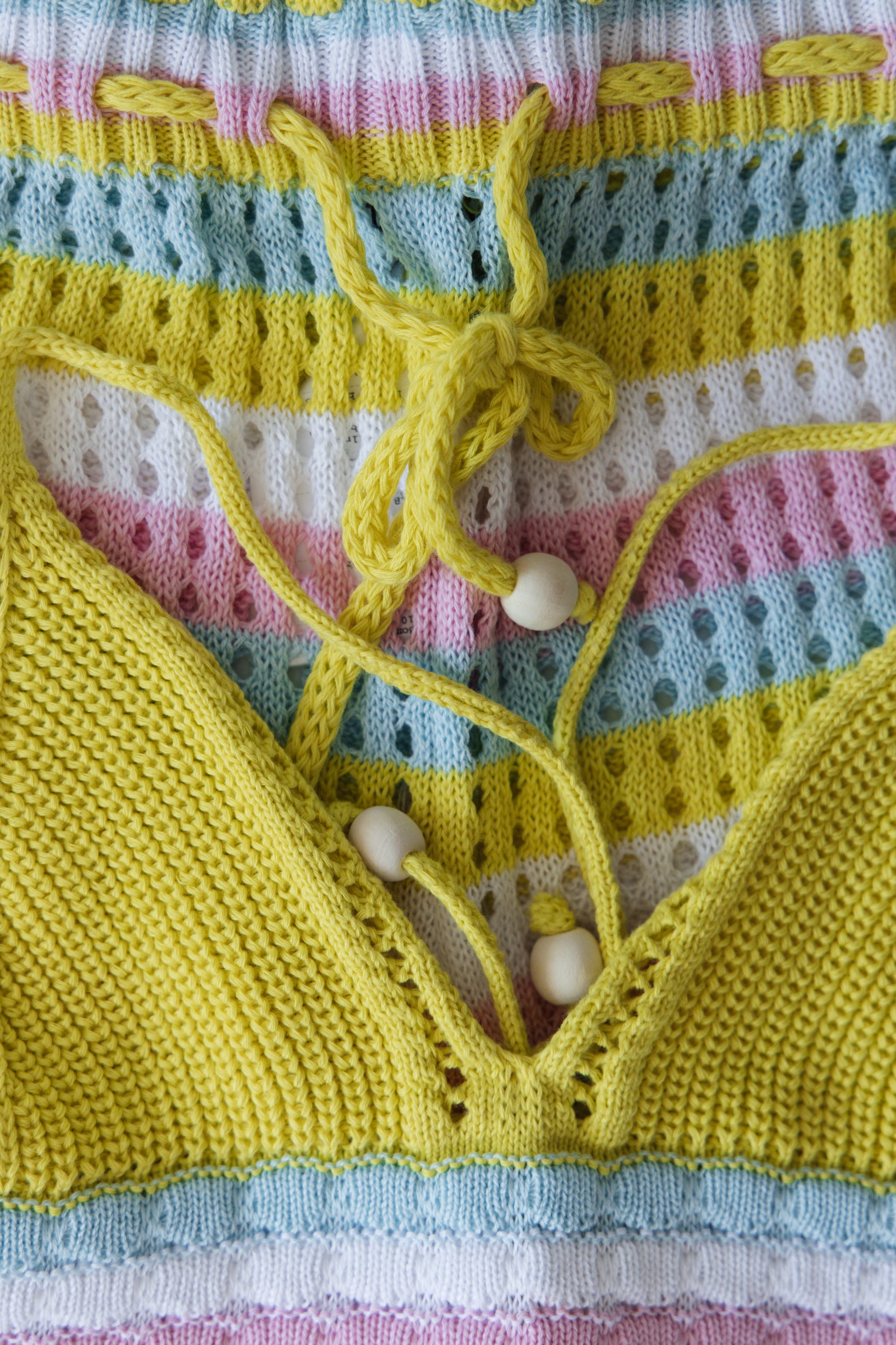 Set of openwork top and yellow shorts