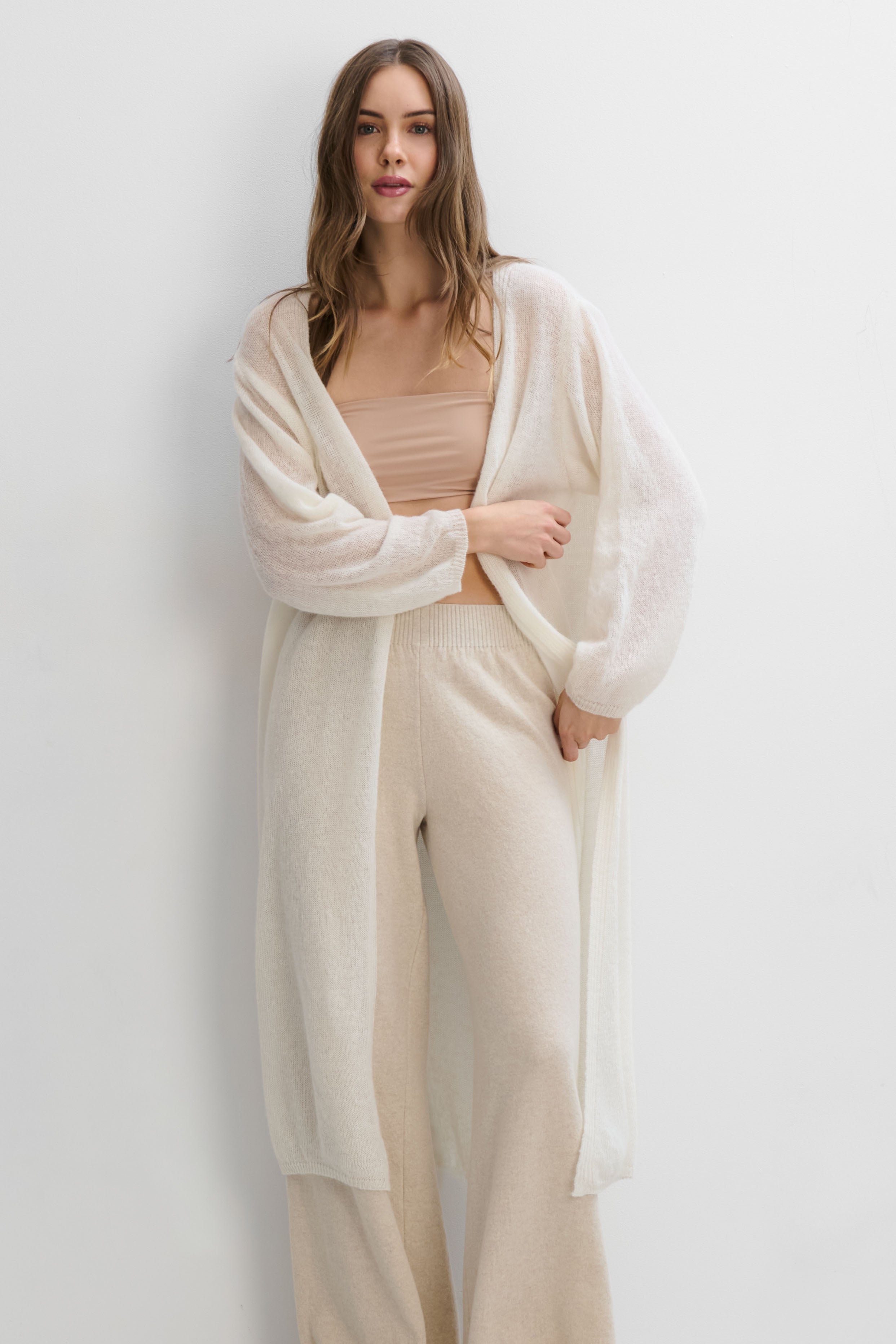 Langer Cardigan aus Babyalpakawolle und ecrufarbener Schurwolle.